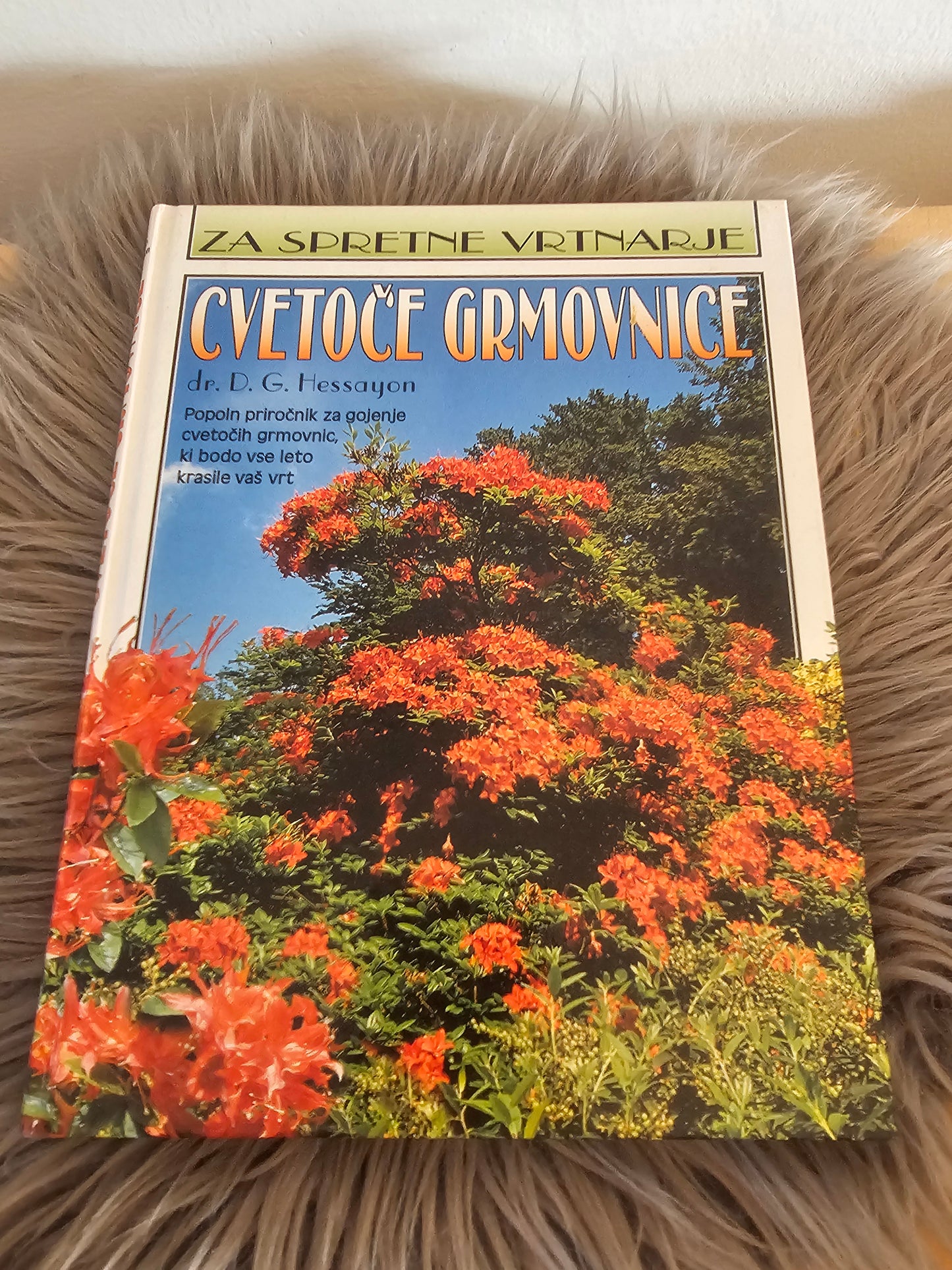 Komplet za spretne vrtnarje Cvetje v vrtu, - Cvetoče grmovnice, - Sadje, - Sobne rastline, - Urejanje vrta, - Zelenjava. D. G. Hessayan