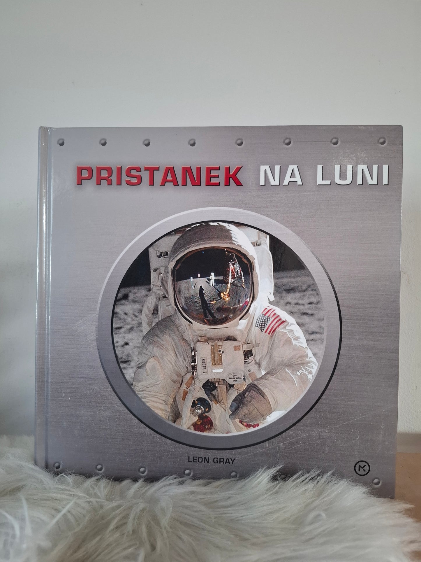 Pristanek na luni Leon Gray