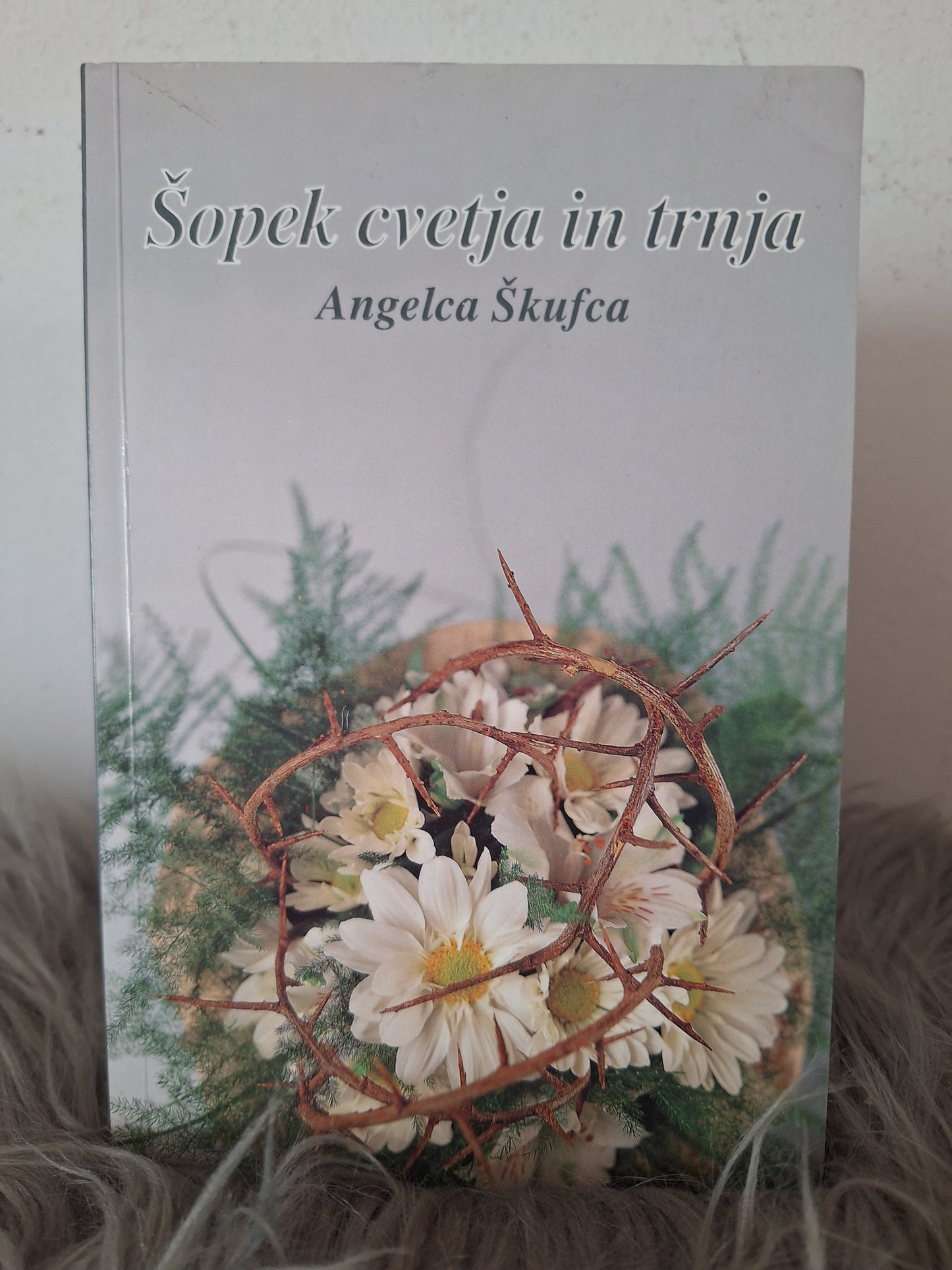 Šopek cvetja in trnja Angelca Škufca