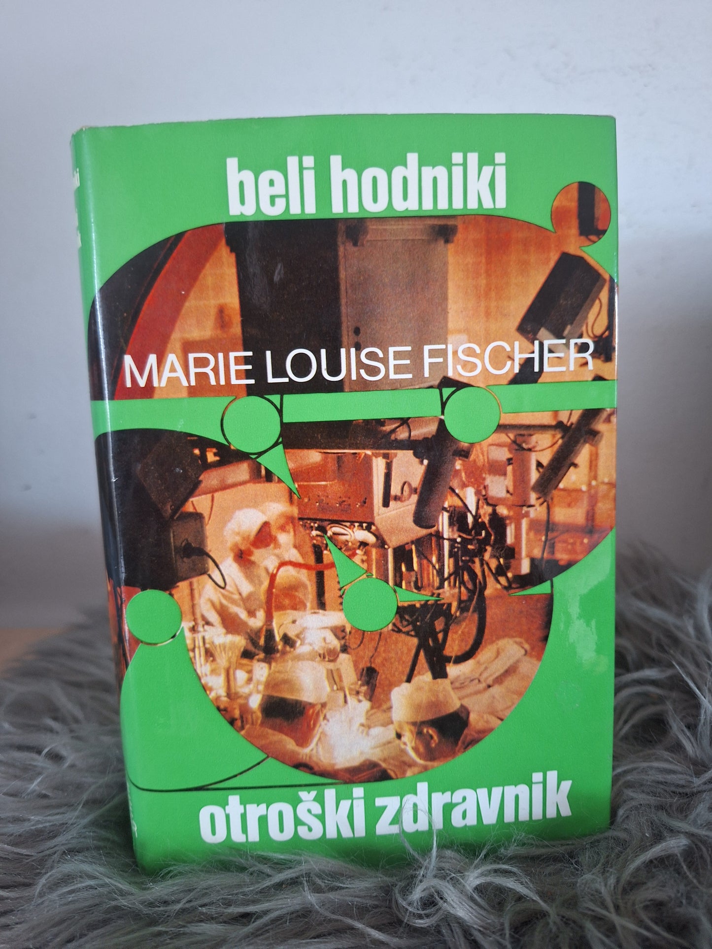 Beli hodniki Marie Louise Fischer