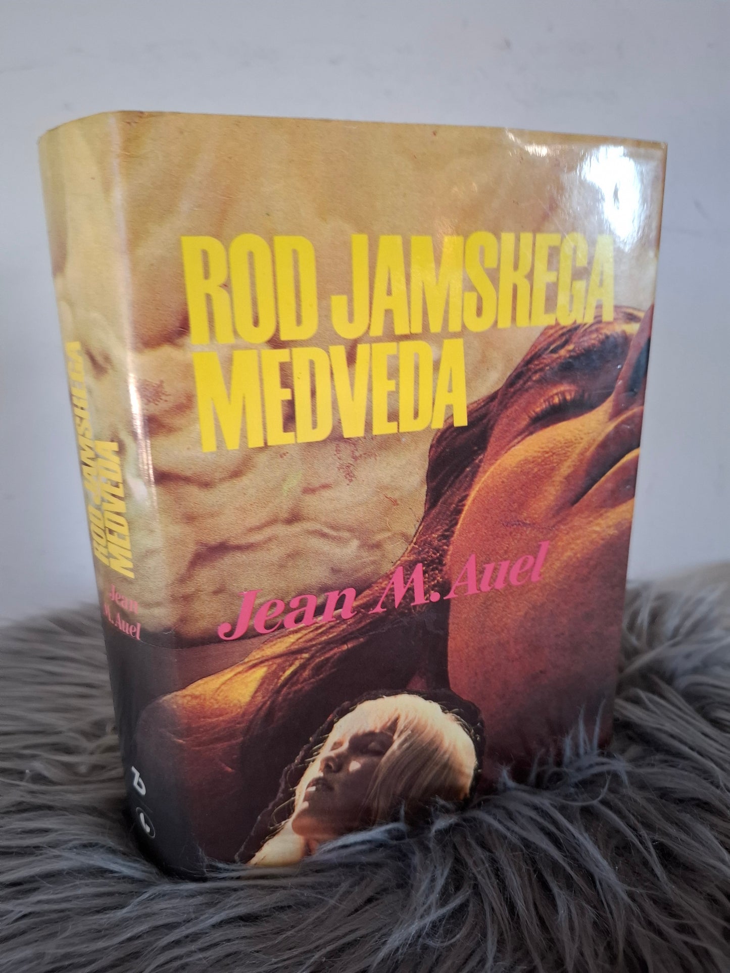Rod jamskega medveda Jean M.Auel