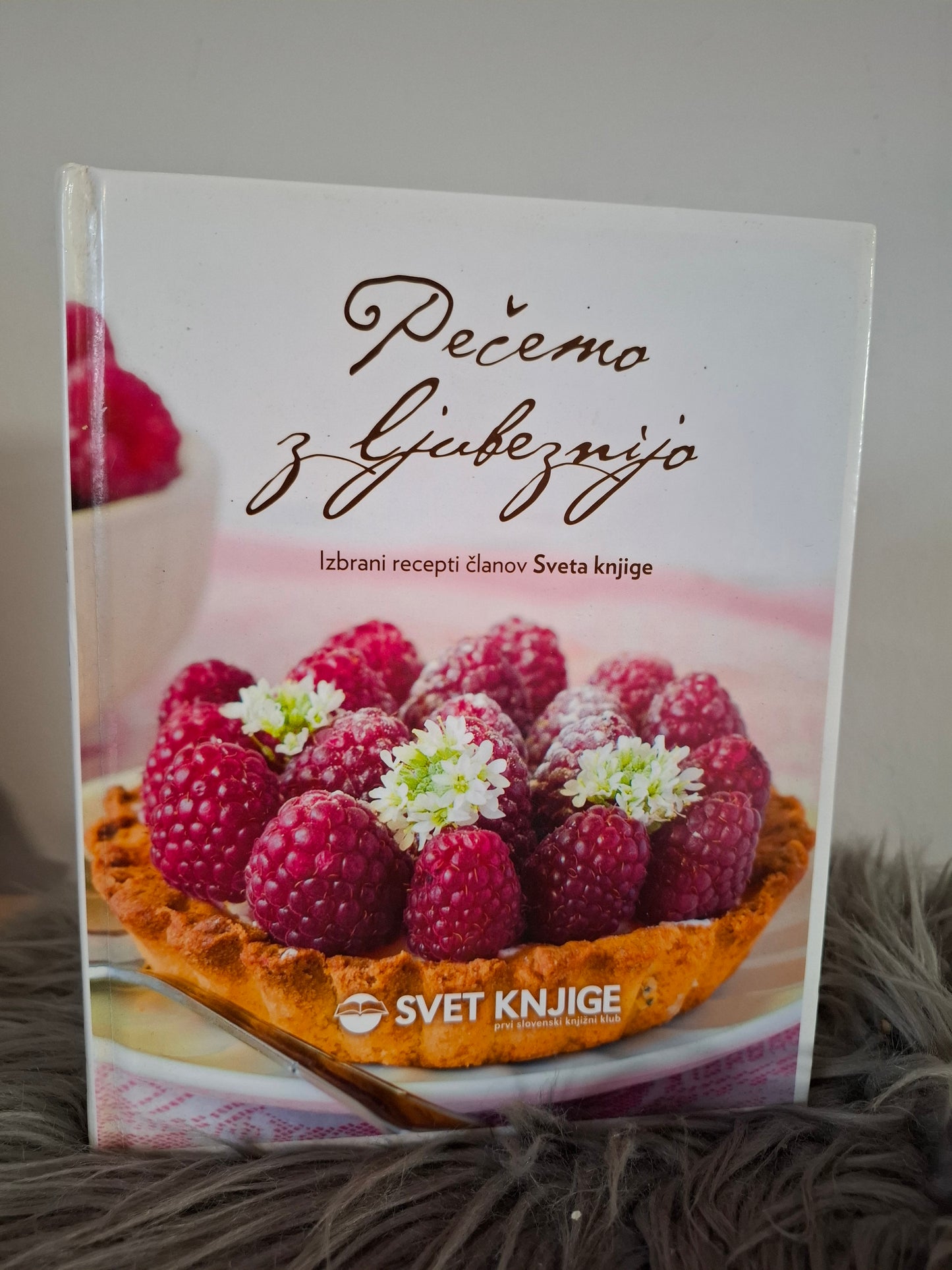 Pečemo z ljubeznijo Svet knjige