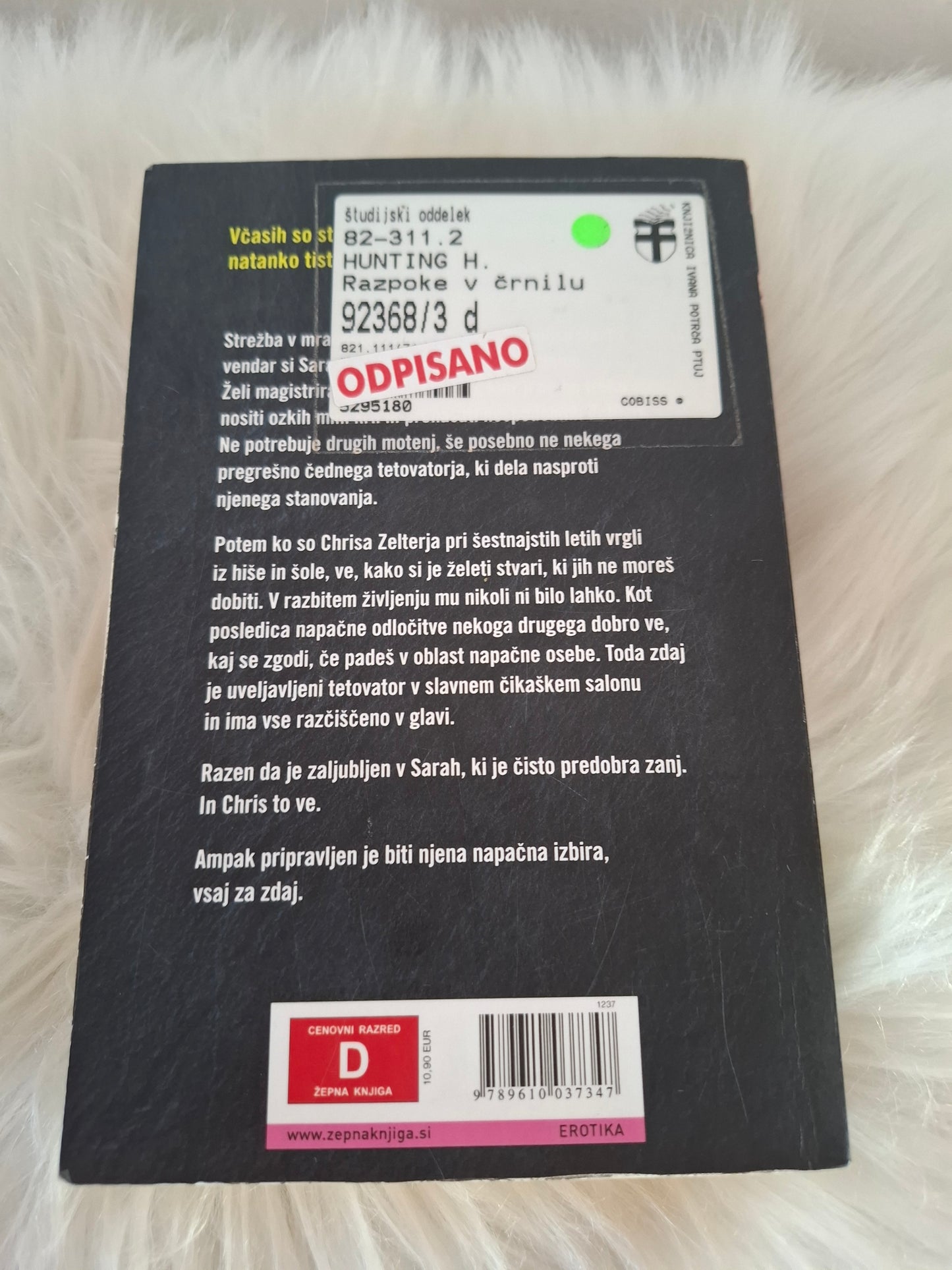 Razpoke v črnilu Helena Hunting