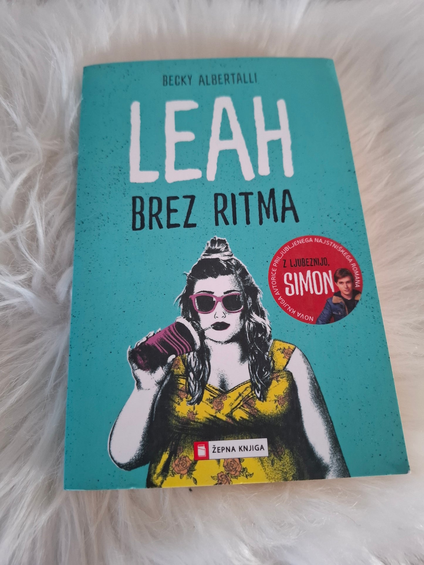 Leah brez ritma, Becky Albertalli