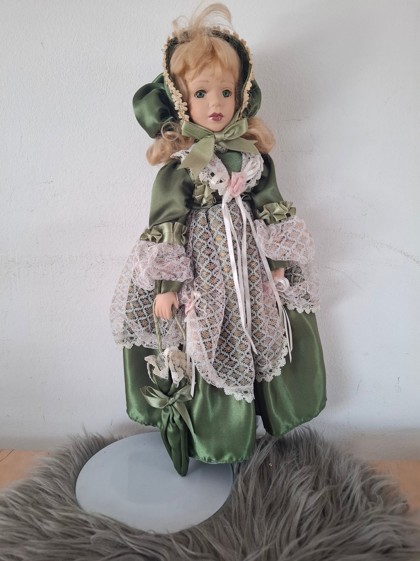 Porcelanasta punčka z dežnikom