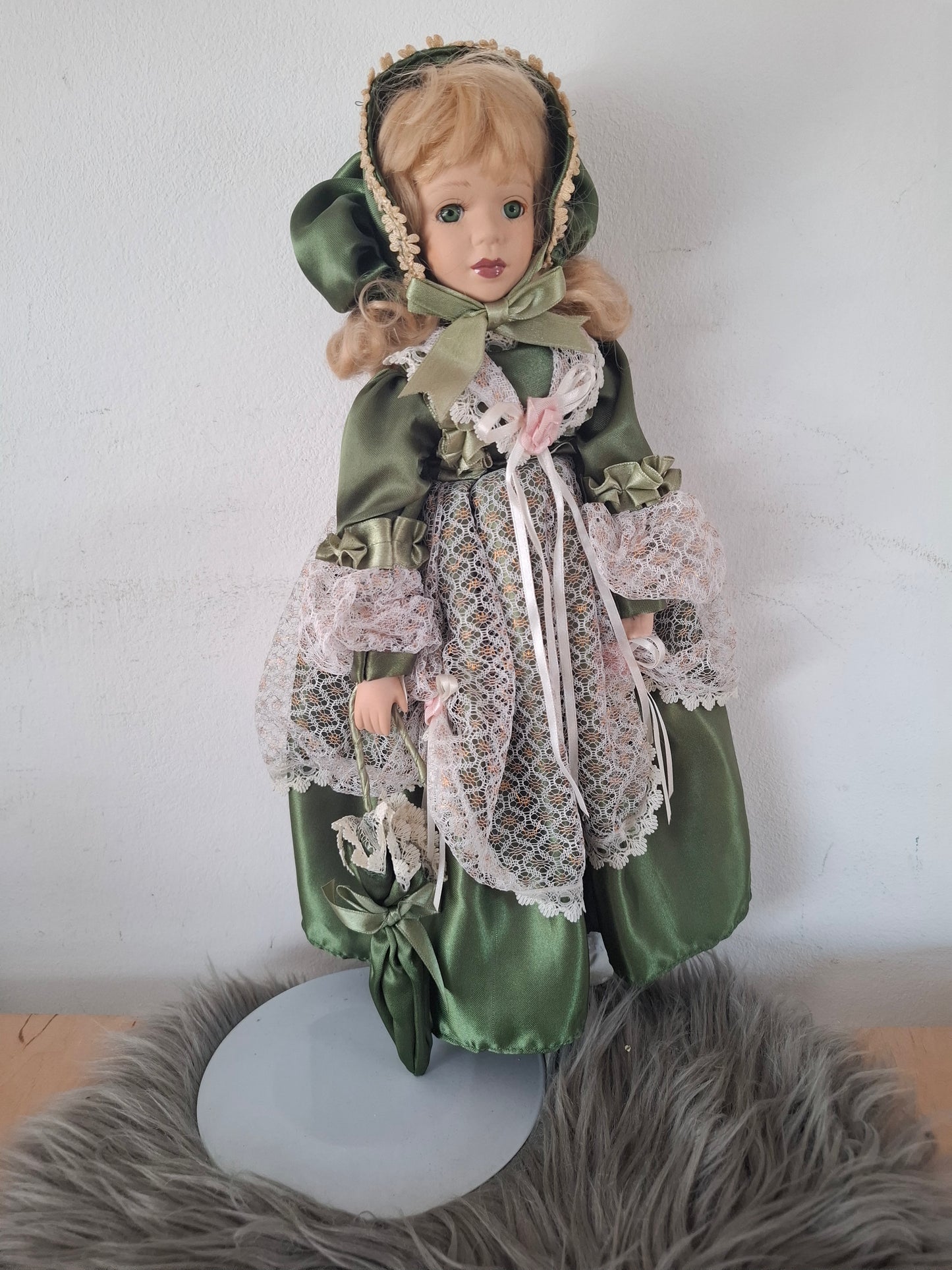 Porcelanasta punčka z dežnikom