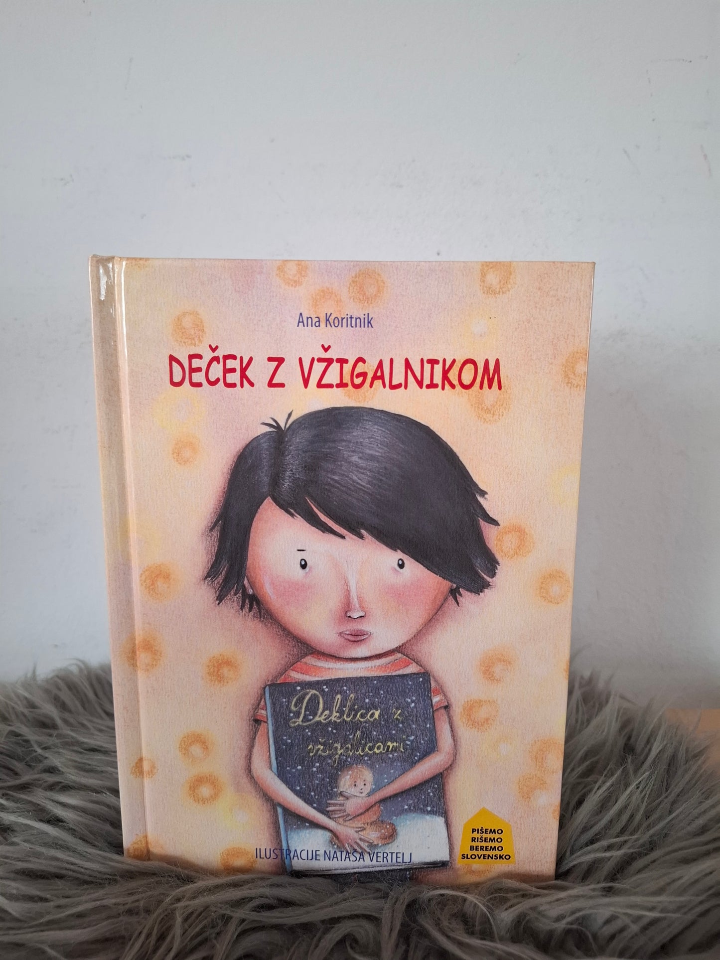 Deček z vžigalnikom Ana Koritnik