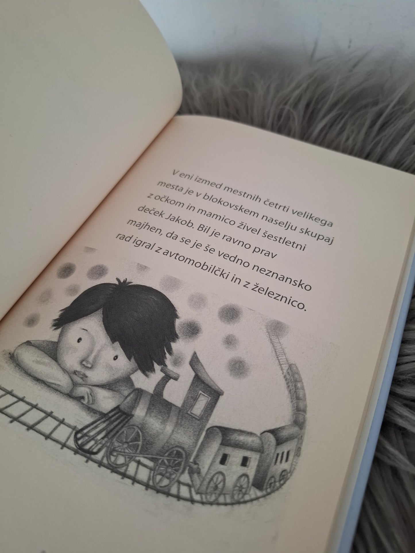 Deček z vžigalnikom Ana Koritnik
