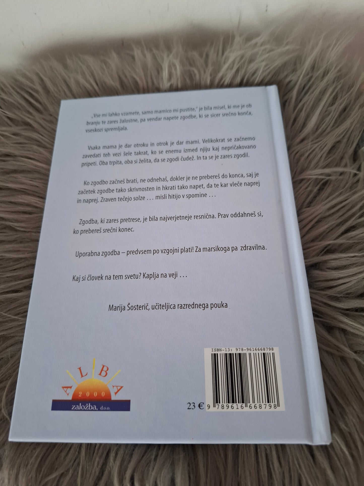 Deček z vžigalnikom Ana Koritnik