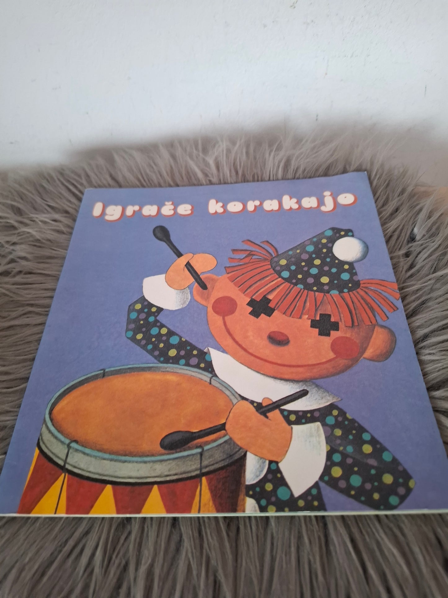 Igrače korakajo več avtorjev