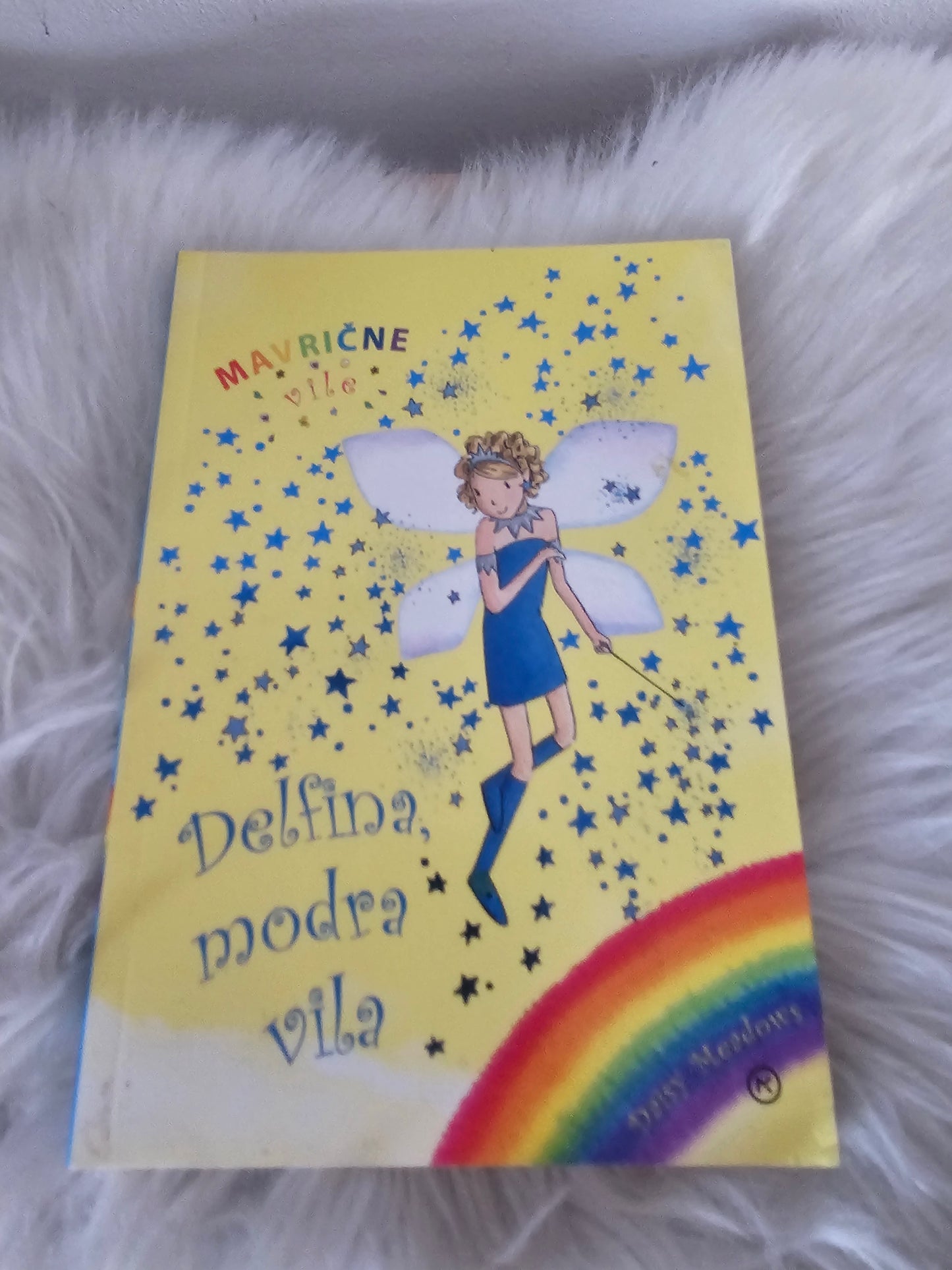 Mavrične vile Delfina, modra vila Daisy Meadows