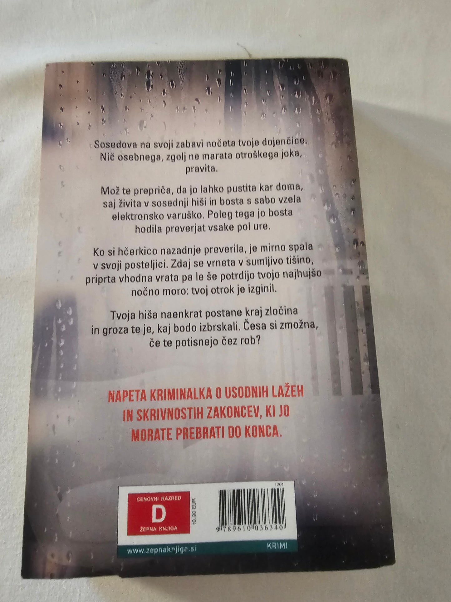 Par iz sosednje hiše Shari Lapena