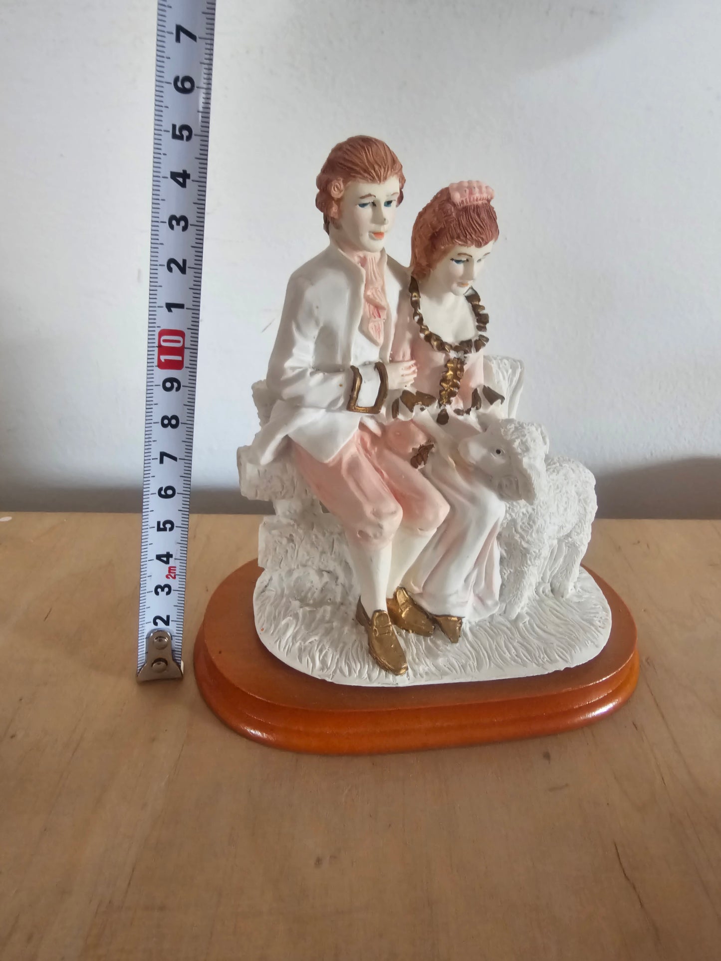 Dekorativna keramična figura zaljubljen par