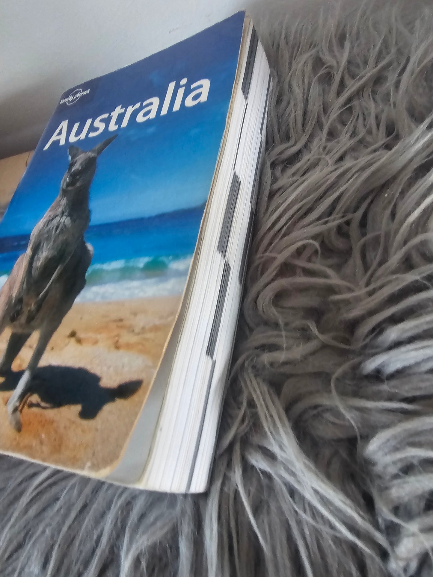 Australia več avtorjev