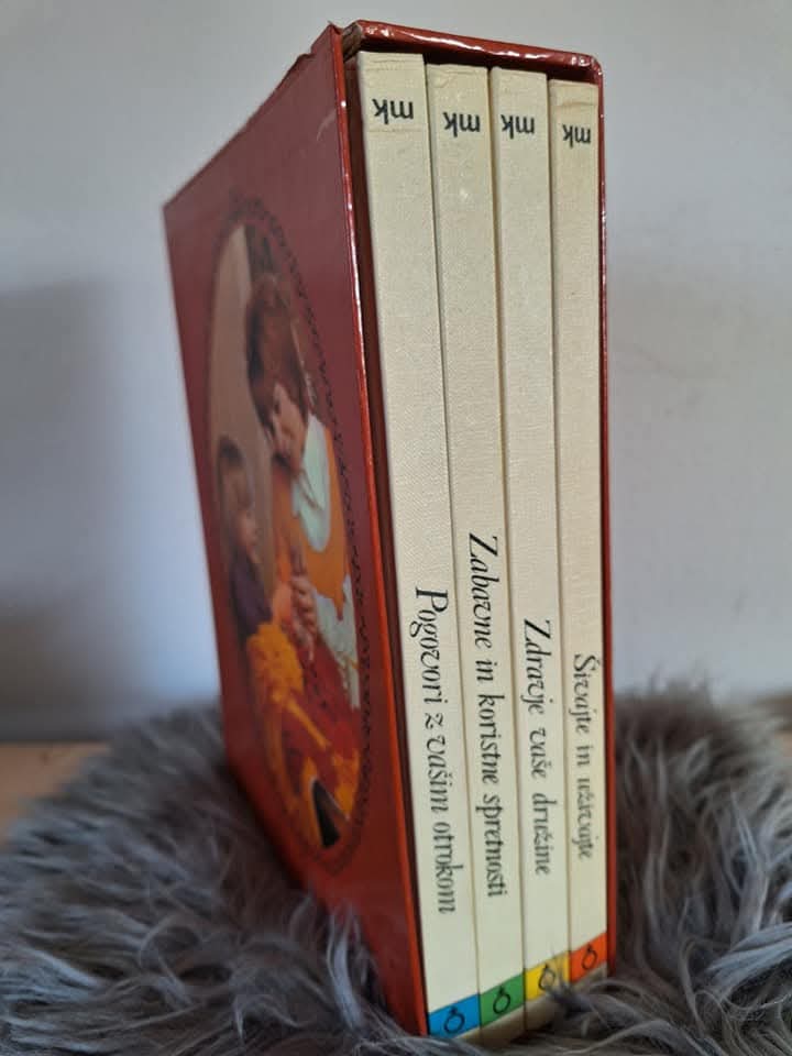Sodobna ženska komplet Mladinska knjiga