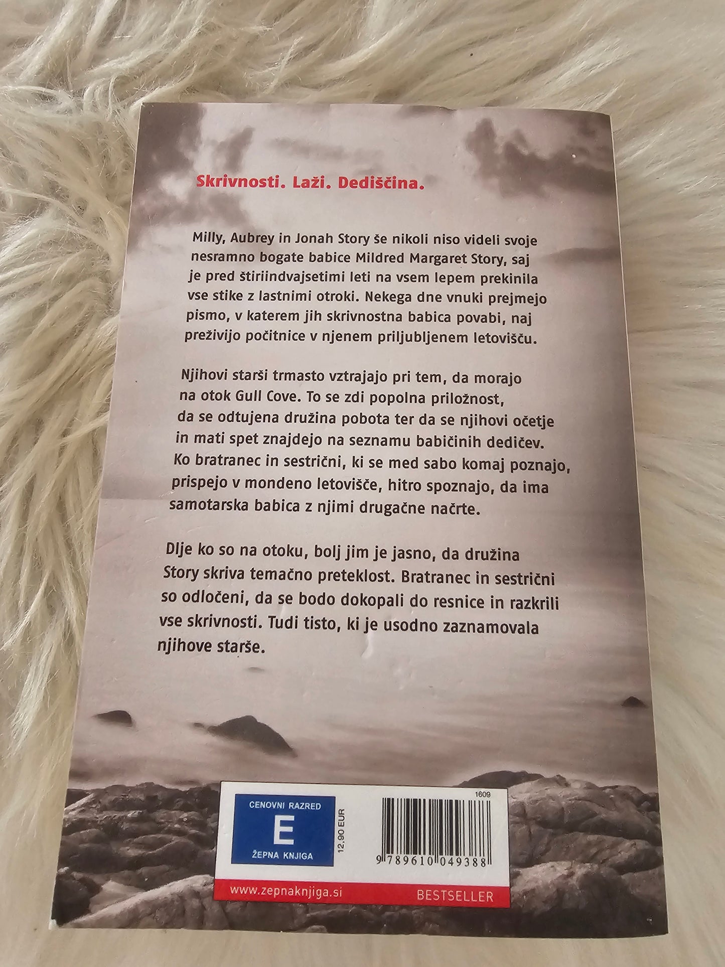 Sestrični, Karen M. McManus