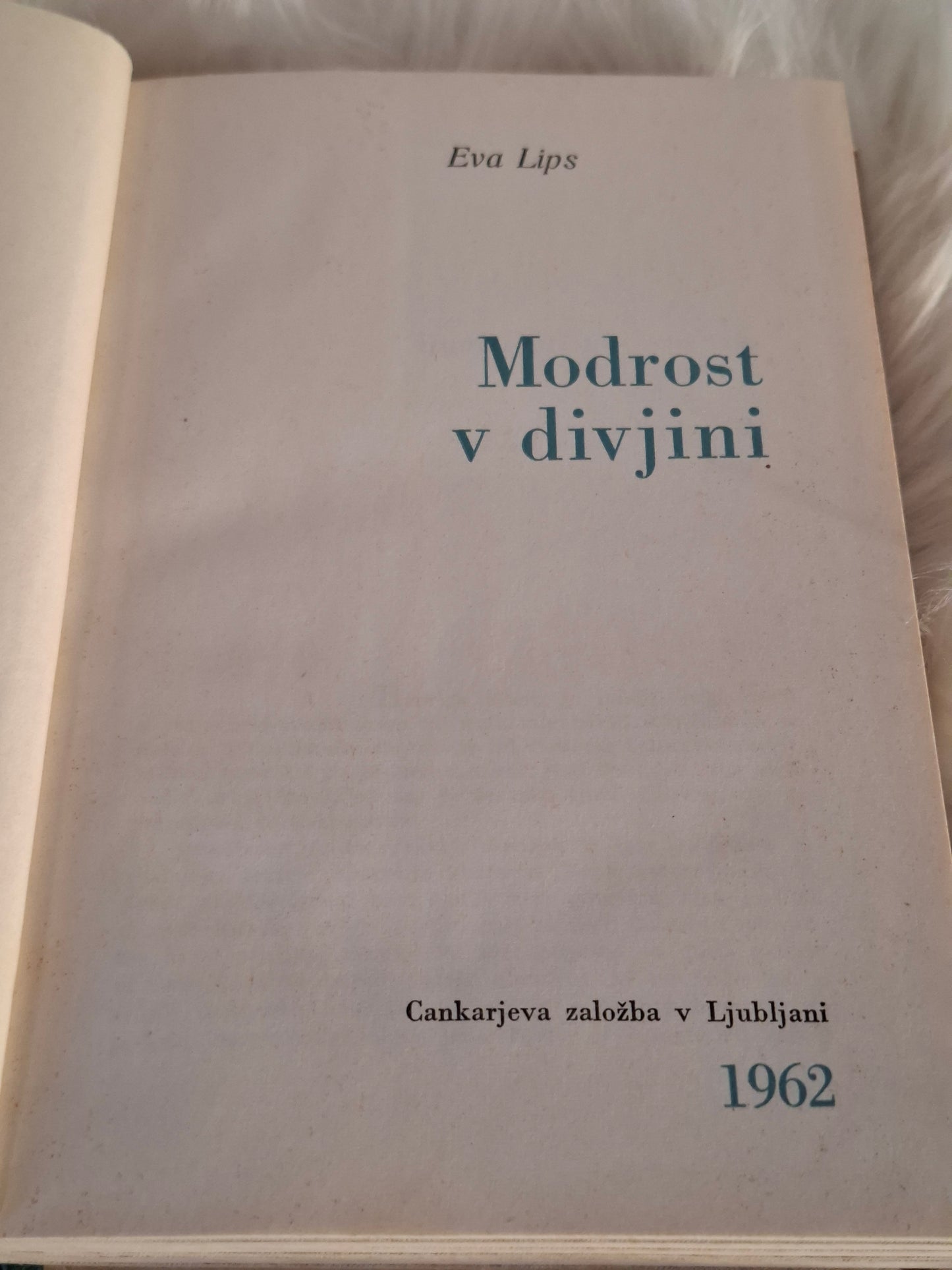 Modrost v divjini, Eva Lips