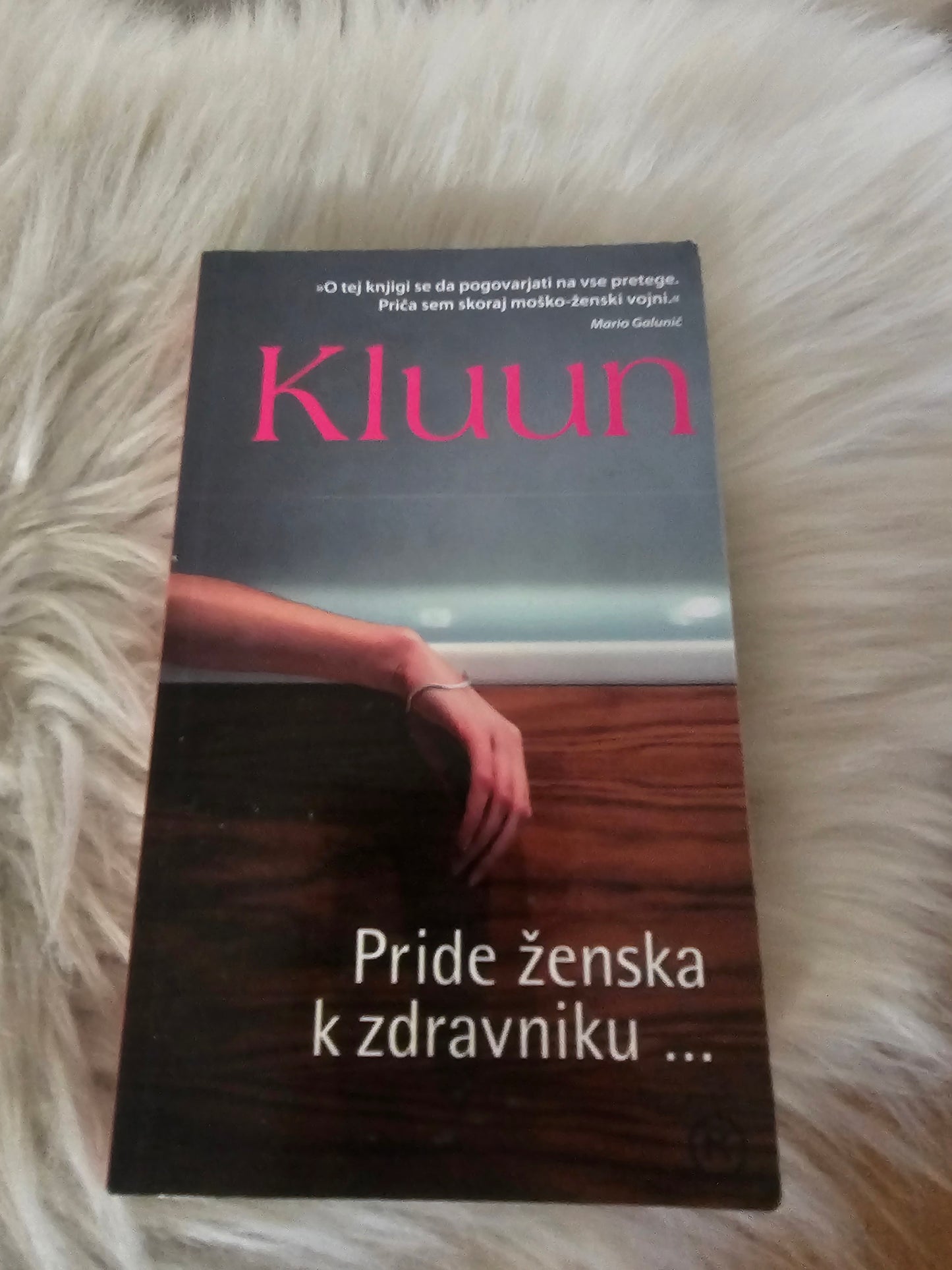 Pride ženska k zdravniku Kluun