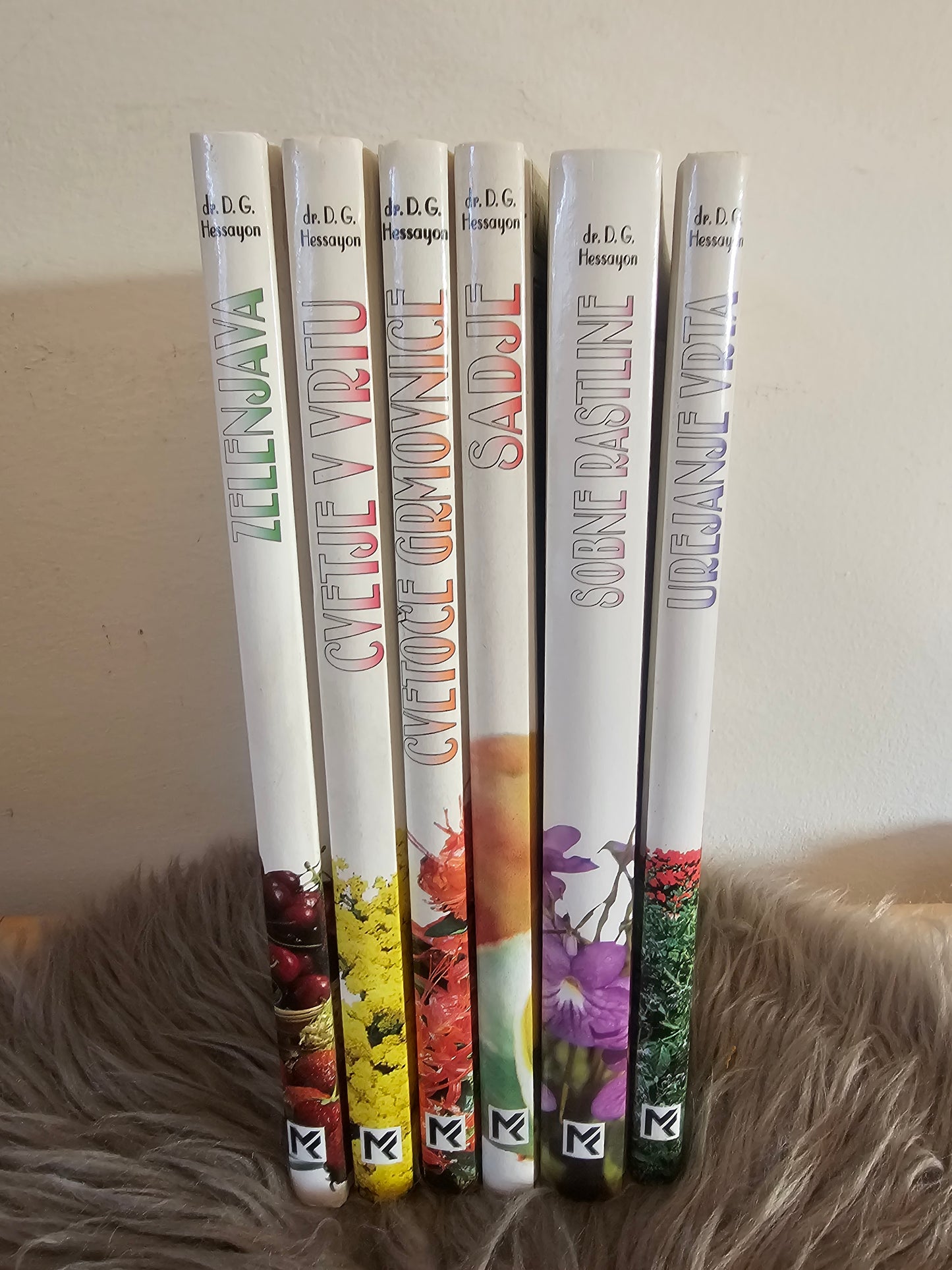 Komplet za spretne vrtnarje Cvetje v vrtu, - Cvetoče grmovnice, - Sadje, - Sobne rastline, - Urejanje vrta, - Zelenjava. D. G. Hessayan