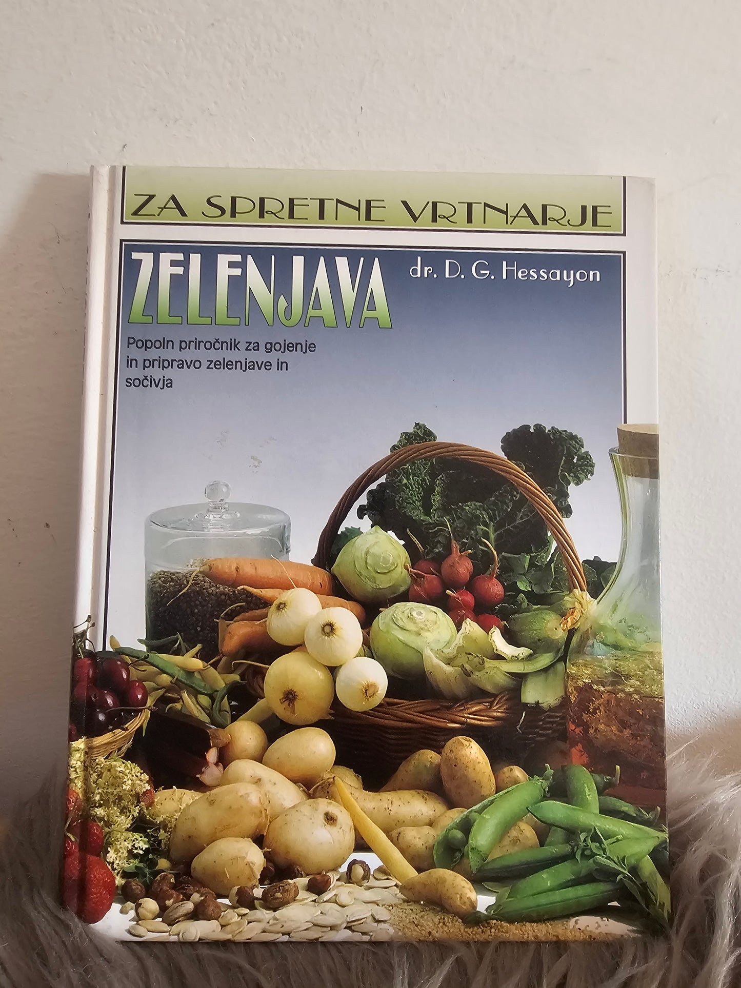 Komplet za spretne vrtnarje Cvetje v vrtu, - Cvetoče grmovnice, - Sadje, - Sobne rastline, - Urejanje vrta, - Zelenjava. D. G. Hessayan
