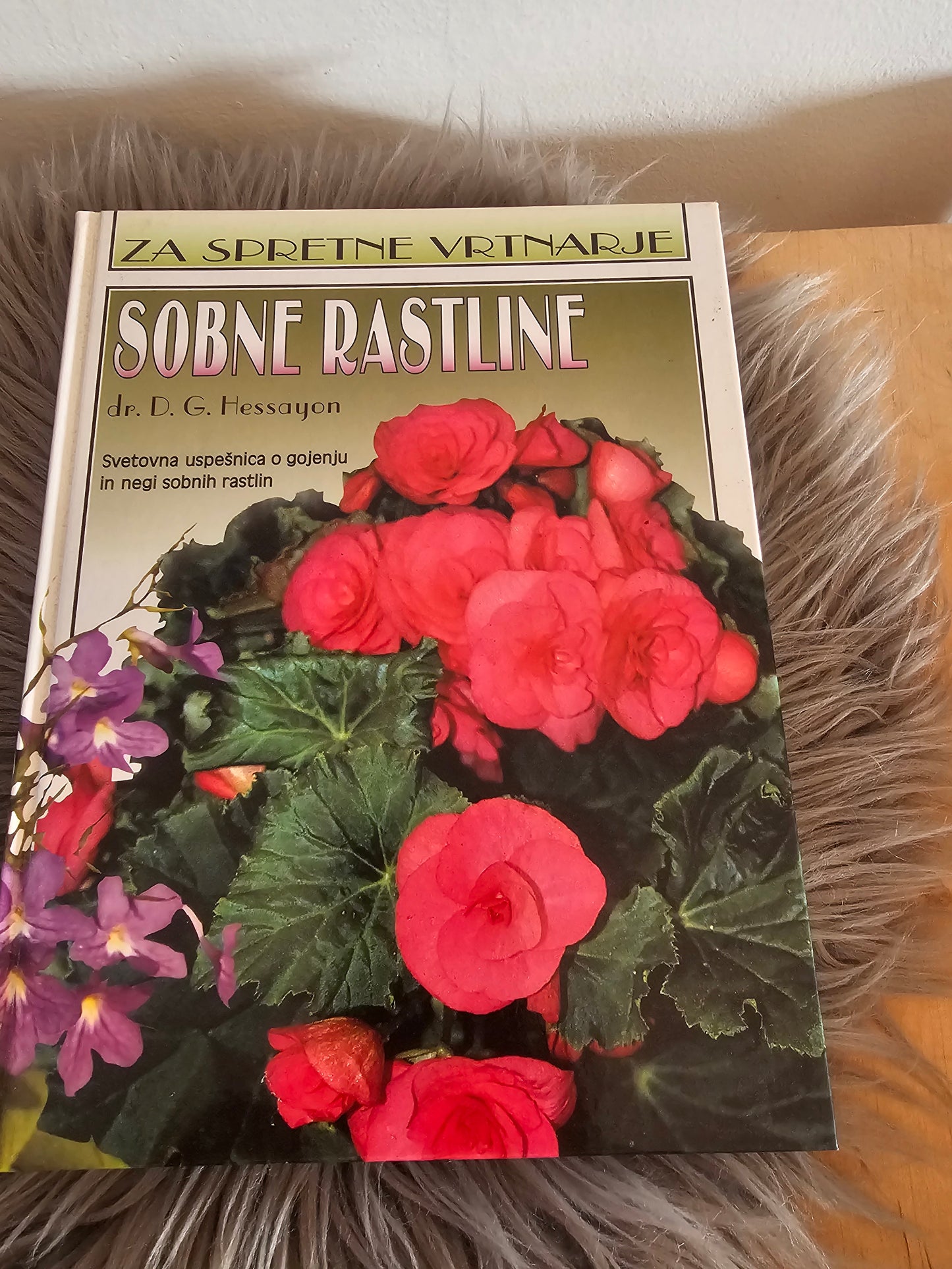 Komplet za spretne vrtnarje Cvetje v vrtu, - Cvetoče grmovnice, - Sadje, - Sobne rastline, - Urejanje vrta, - Zelenjava. D. G. Hessayan