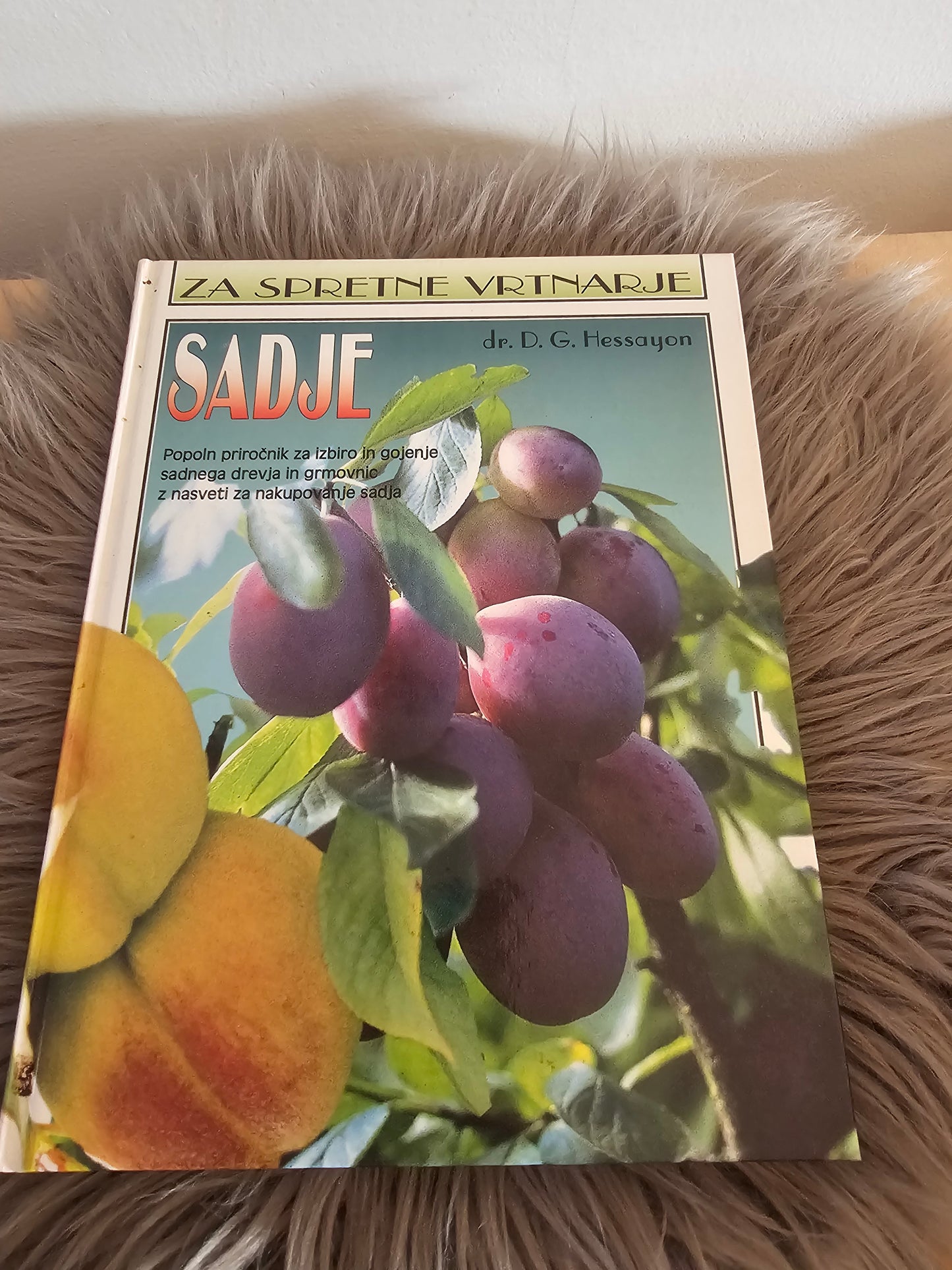 Komplet za spretne vrtnarje Cvetje v vrtu, - Cvetoče grmovnice, - Sadje, - Sobne rastline, - Urejanje vrta, - Zelenjava. D. G. Hessayan