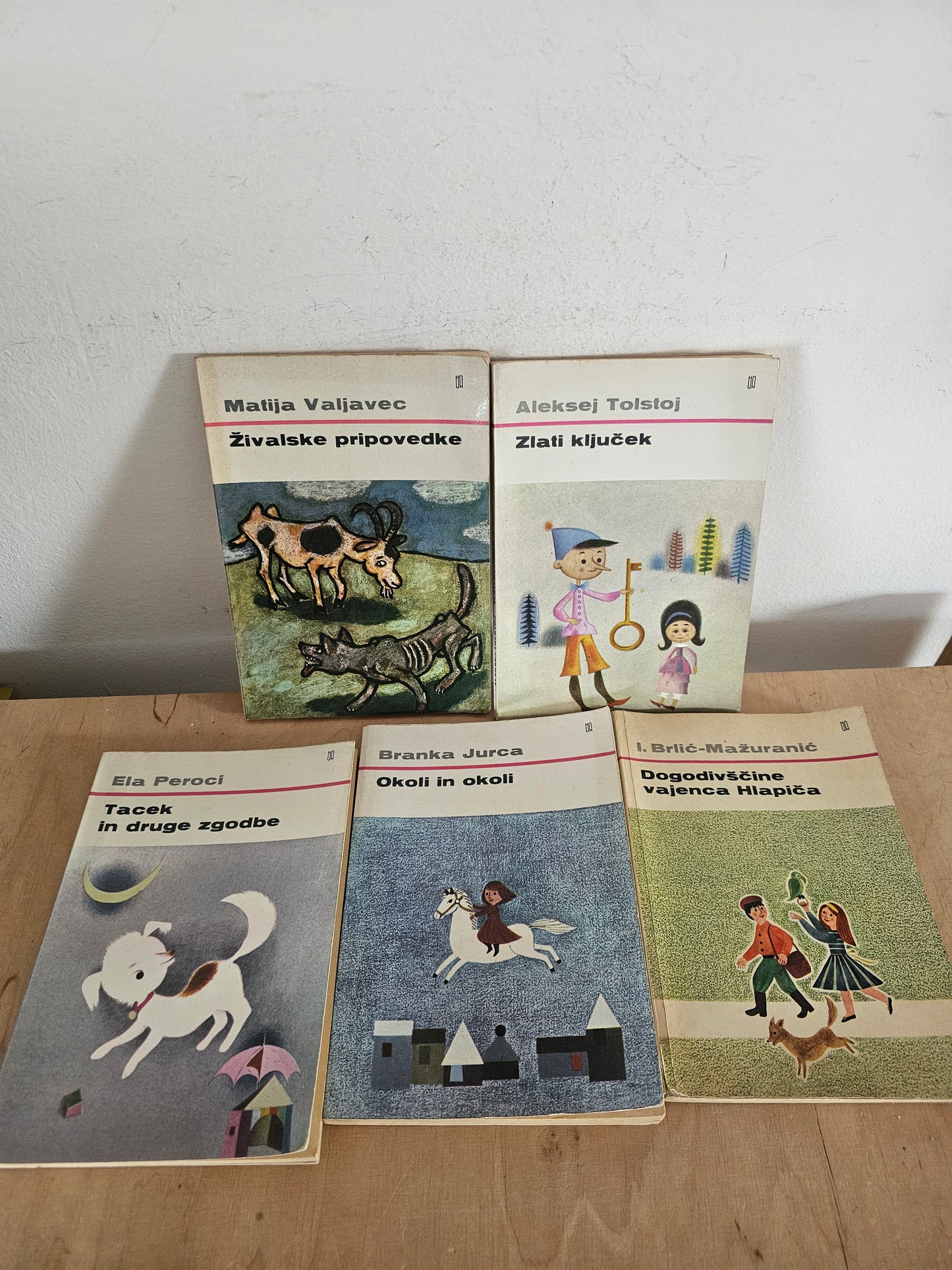 Živalske pripovedke, Matija Valjavec, - Dogodivščine vajenca Hlapčiča, I.Brlic- Mažuranič, - Zlati ključek, Aleksej Tolstoj, - Okoli in okoli, Branka Jurca, - Tacek in druge zgodbe, Eka Peroci.