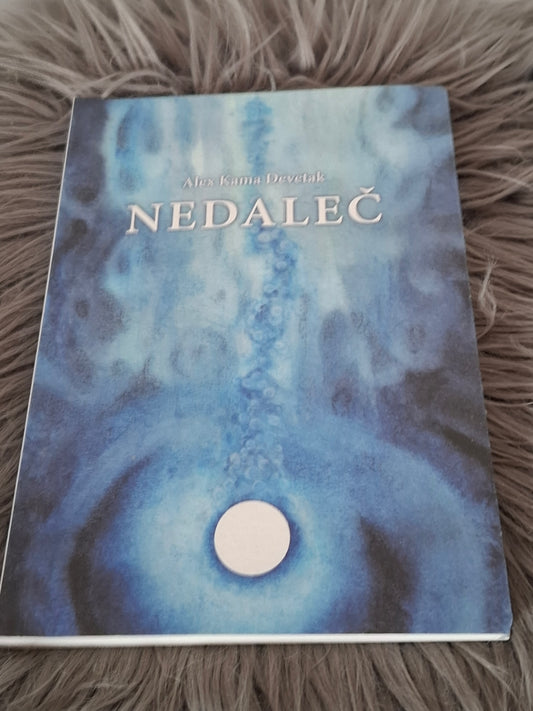 Nedaleč, Alex Kama Devetak