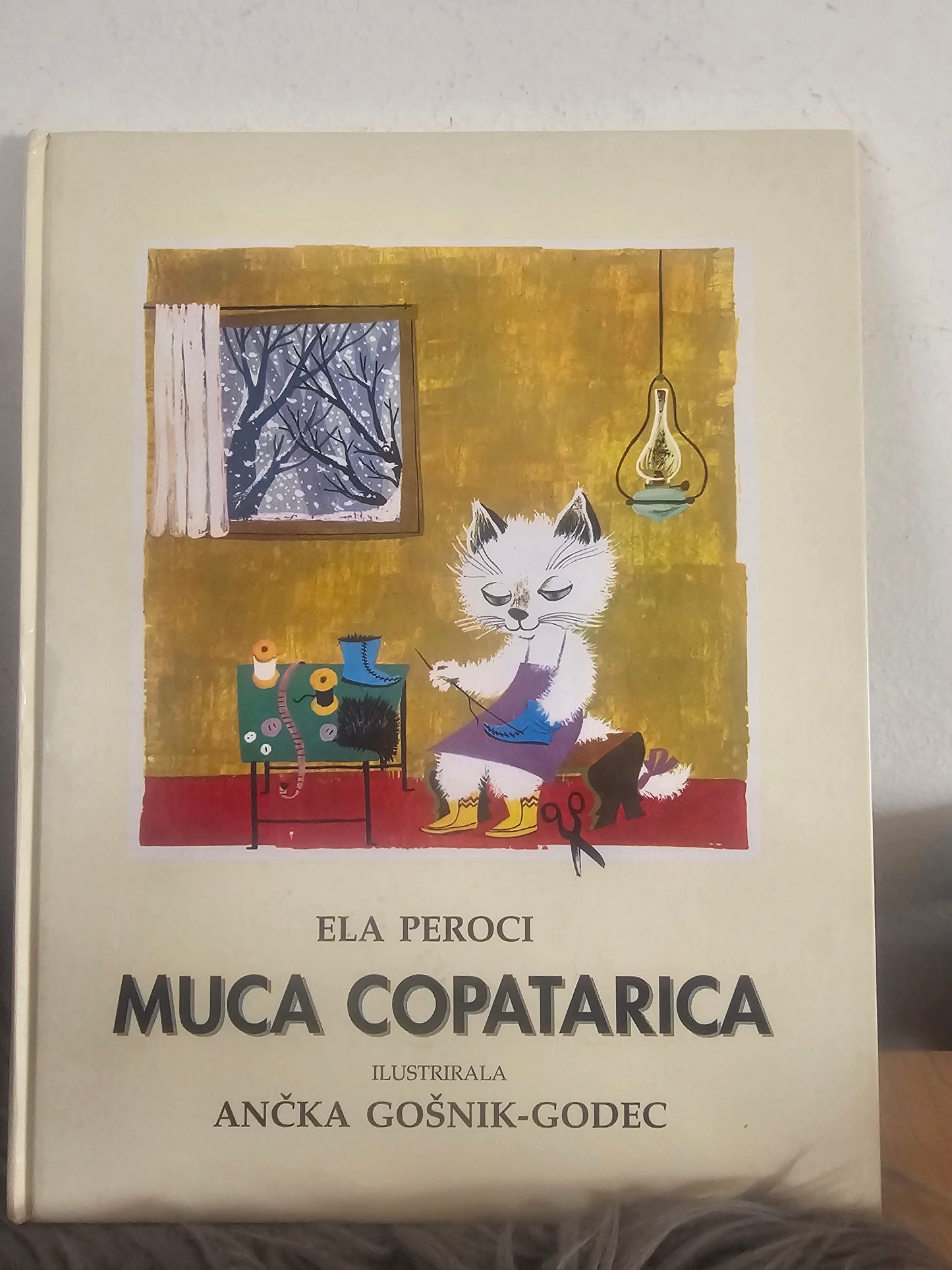 Muca copatarica Ela Peroci