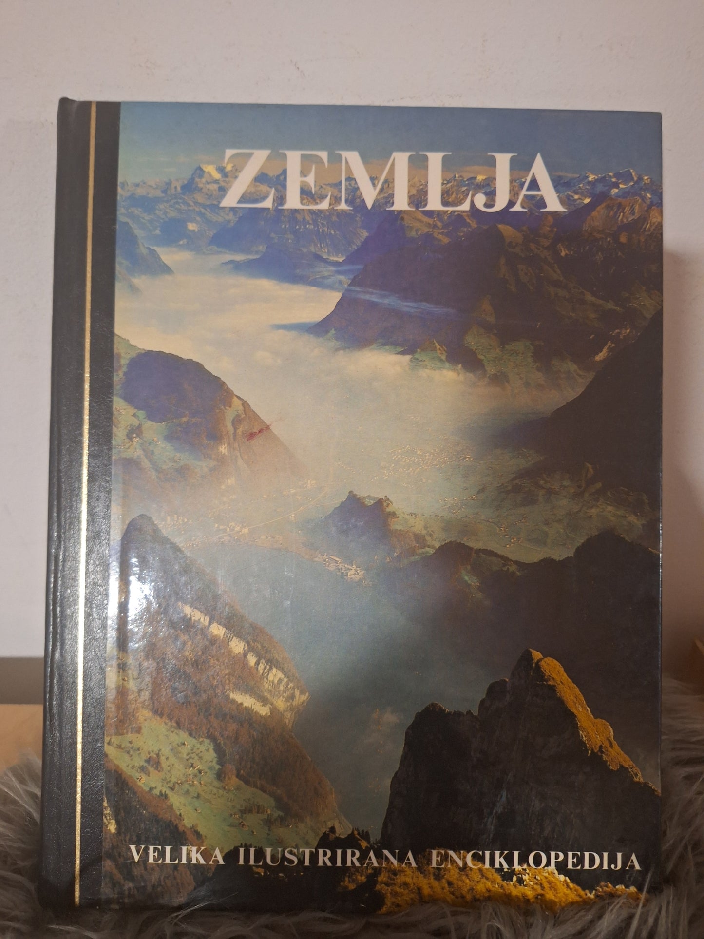 Velika ilustrirana enciklopedija -Zgodovina 1, 2, -Narava, -Zemlja, -Stroji, -Znanost, -Človek. Založba Mladinska knjiga