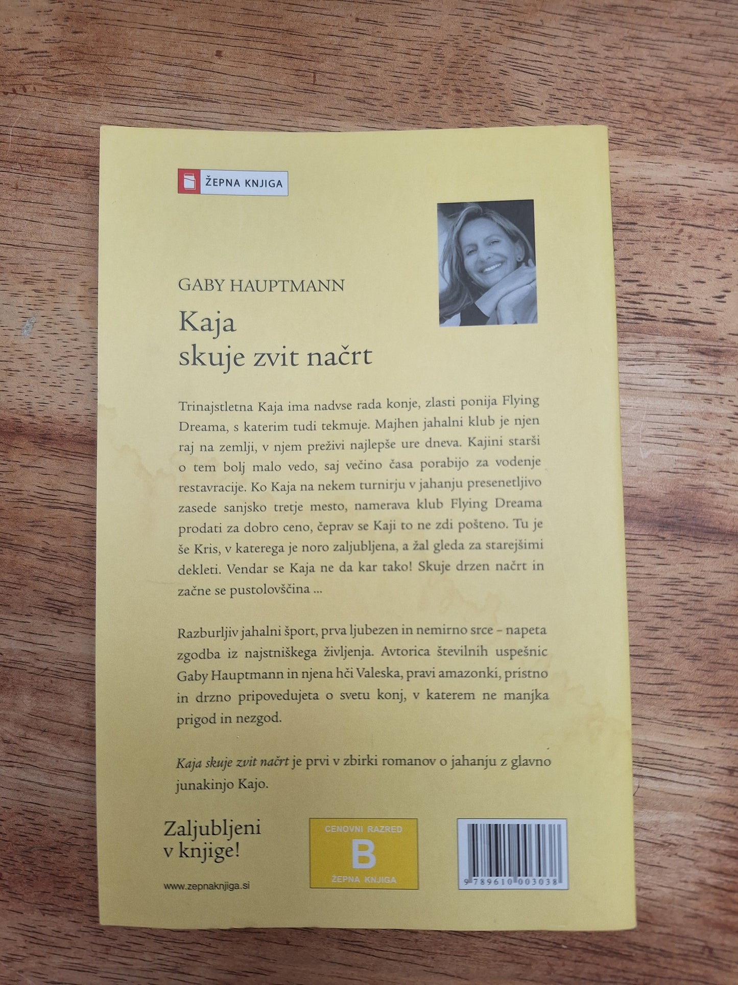 Kaja skuje zvit načrt, Gaby Hauptmann.