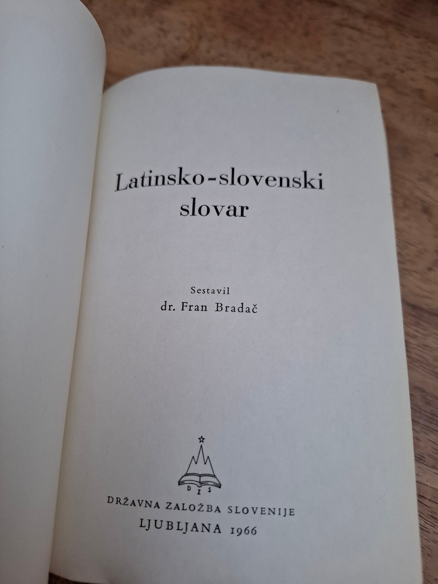 Latinsko slovenski slovar dr. Fran Bradač