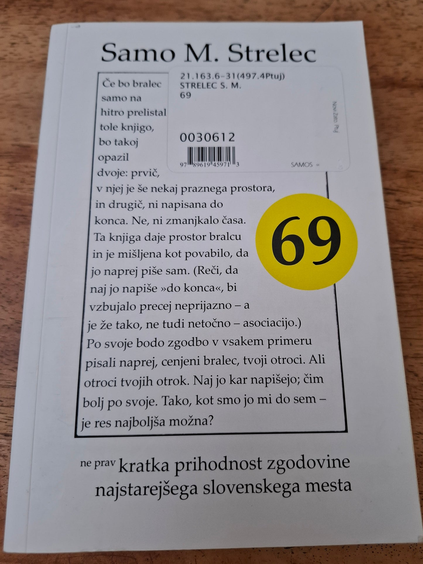 Ne prav kratka zgodovina prihodnosti najstarejšega slovenskega mesta, Samo M. Strelec.