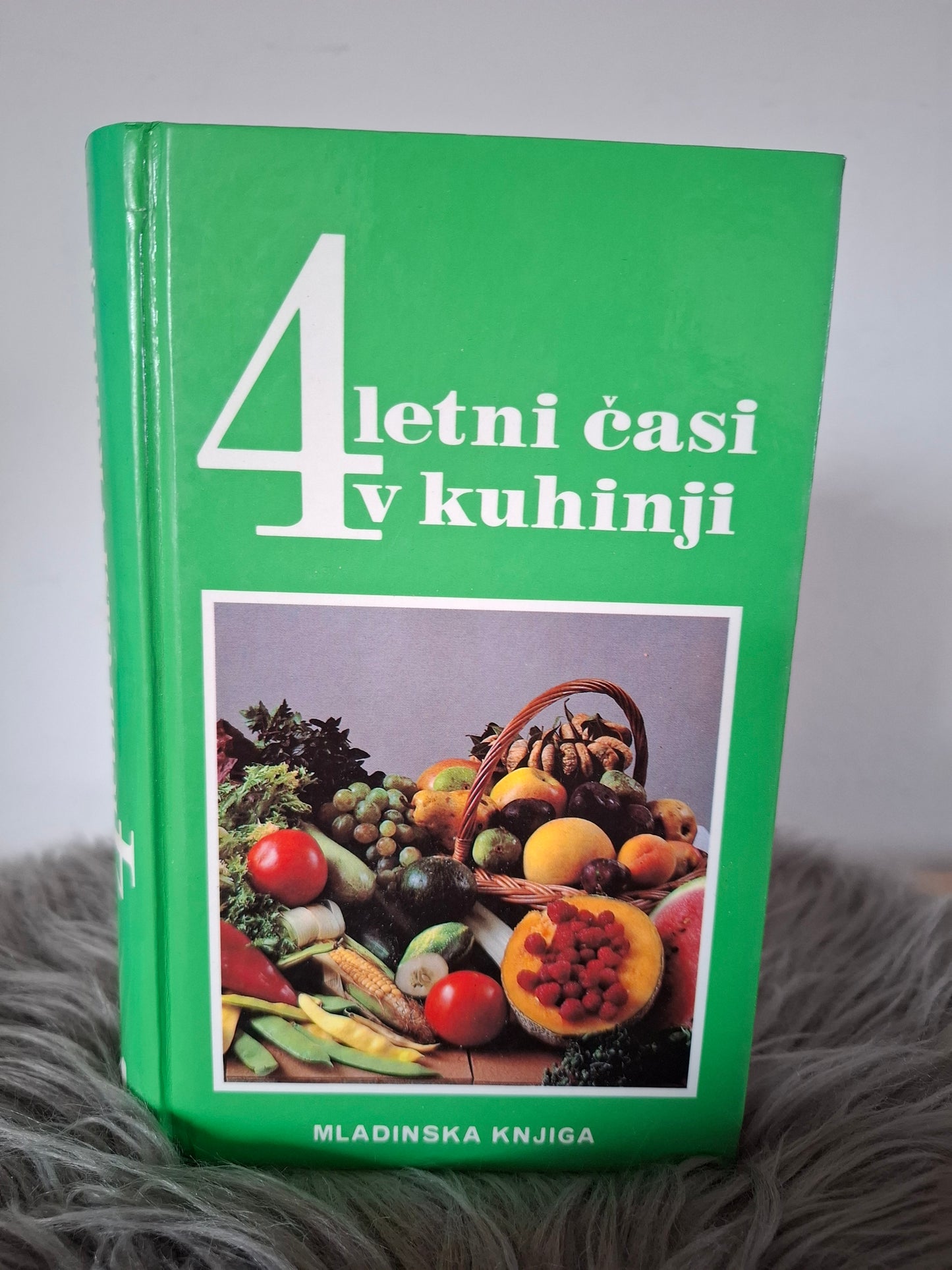 4 letni časi v kuhinji, z osnovami vegetarijanstva, Neva Miklavčič Predan