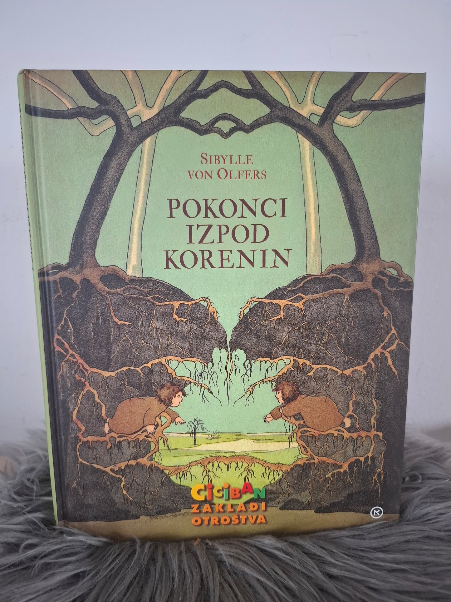 Pokonci izpod korenin Sibylle Von Olfers