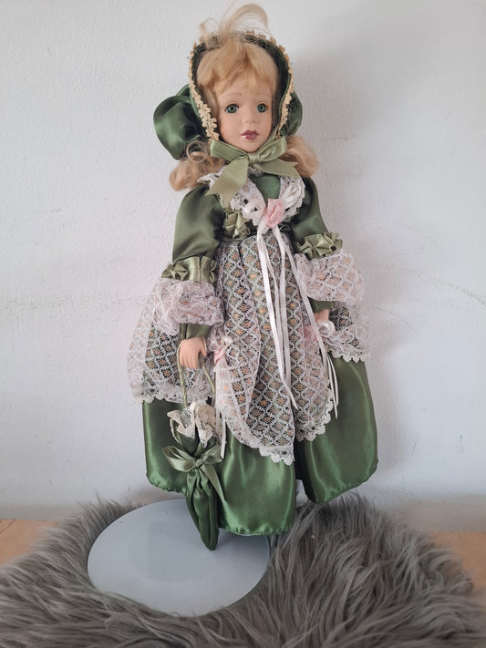 Porcelanasta punčka z dežnikom