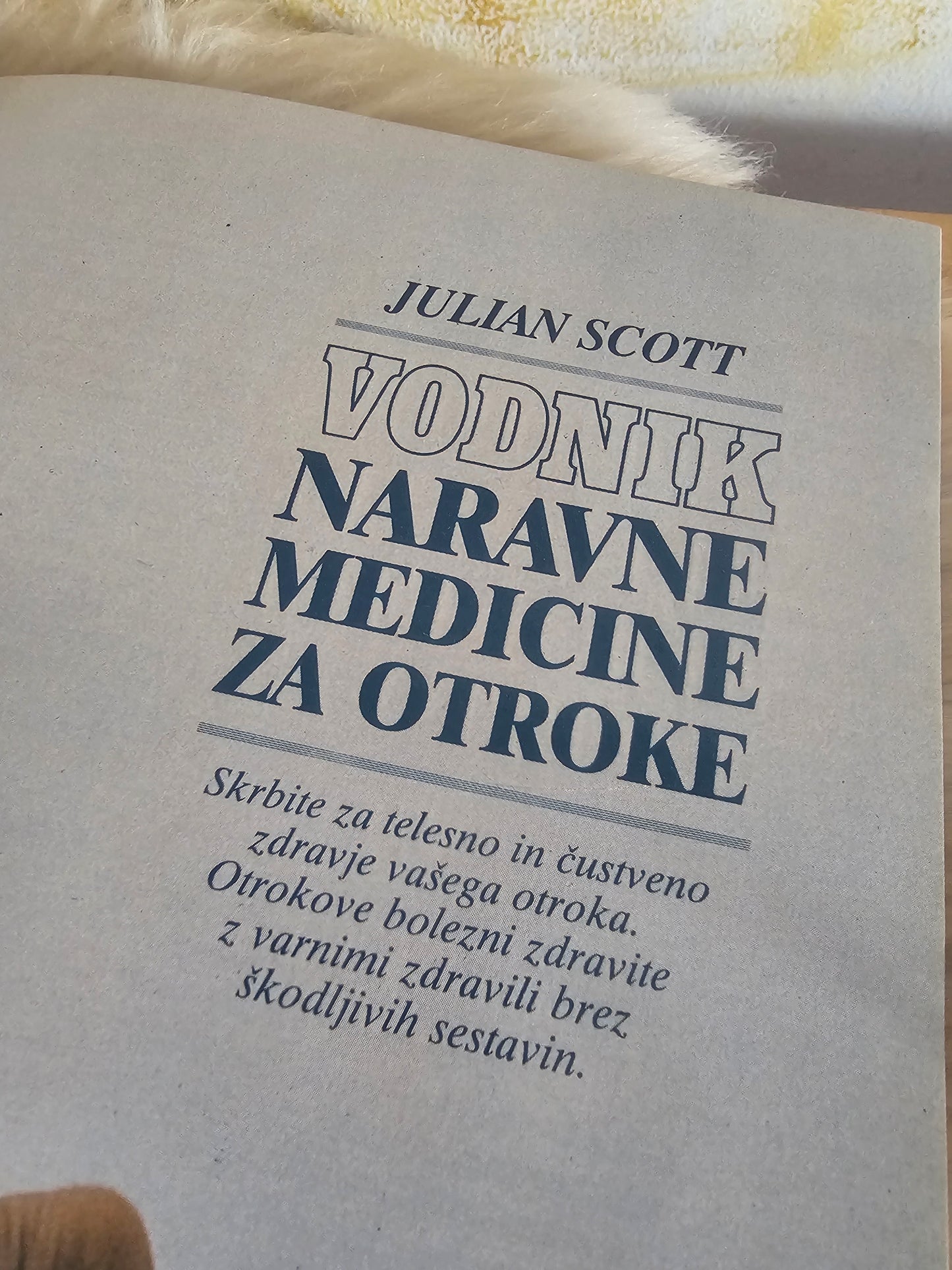 Vodnik naravne medicine za otroke Julian Scott