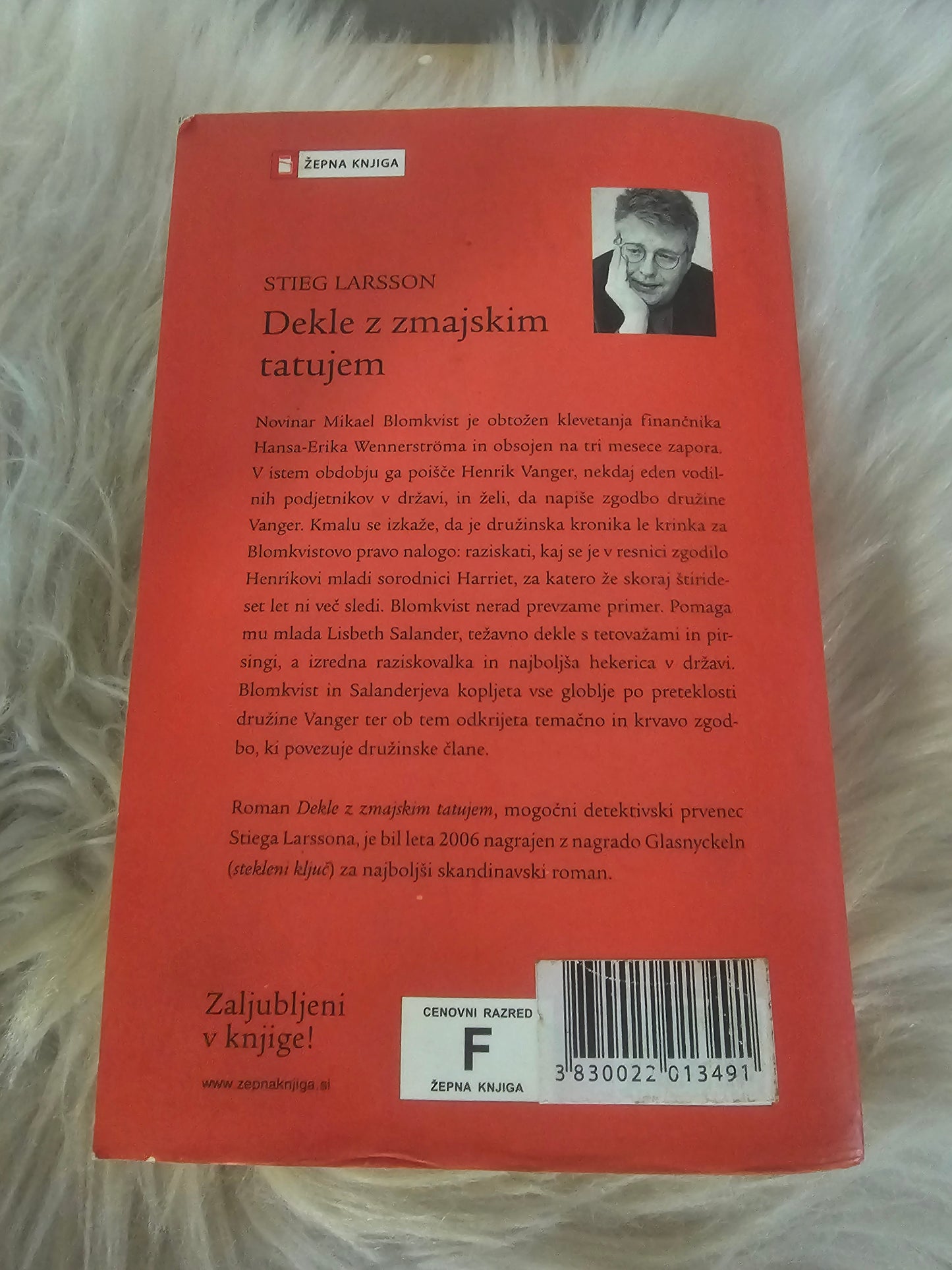 Dekle, z zmajskim tatujem Stieg Larson