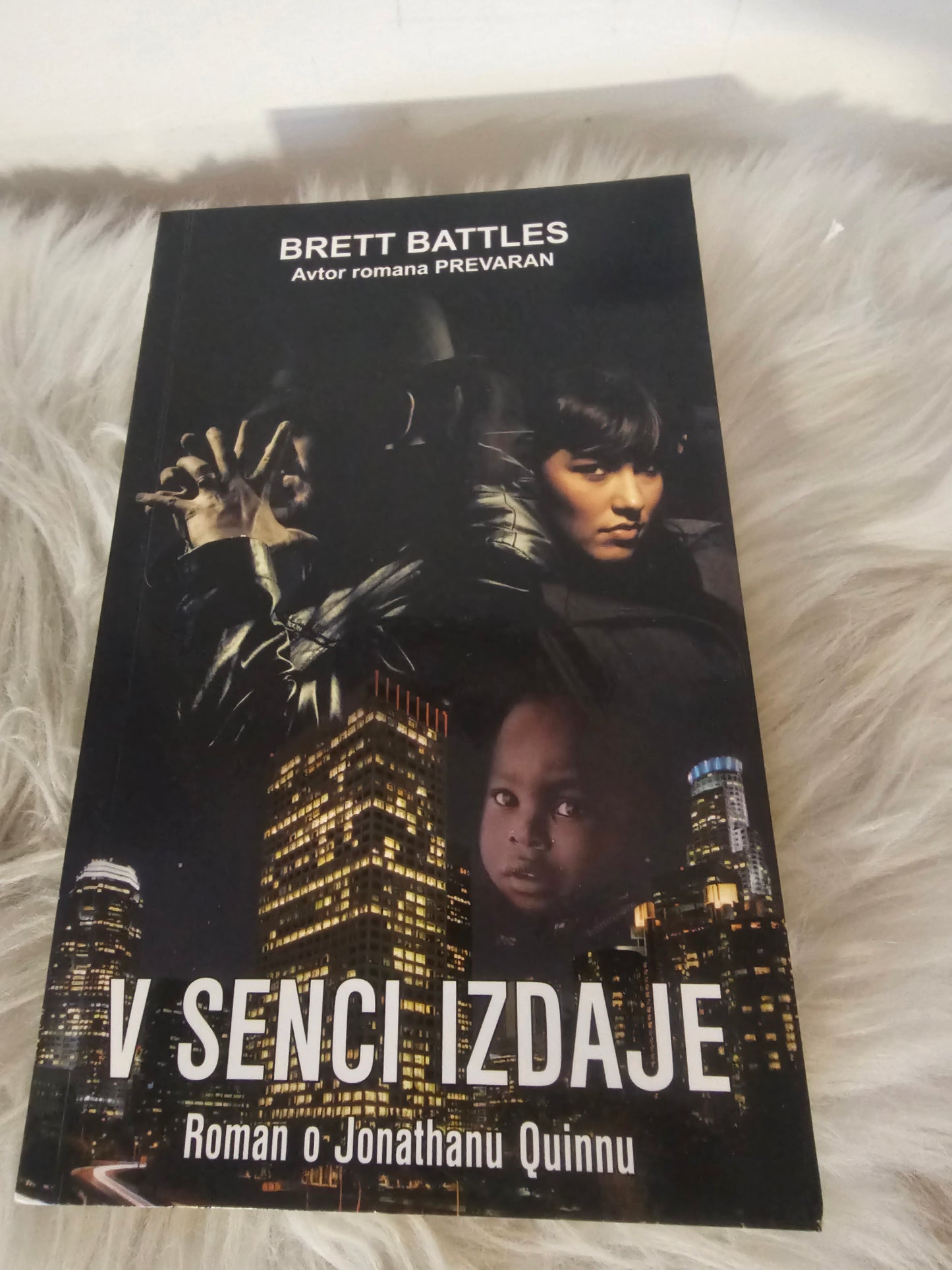 V senci izdaje Roman o Jonathanu Quinnu Brett Batles