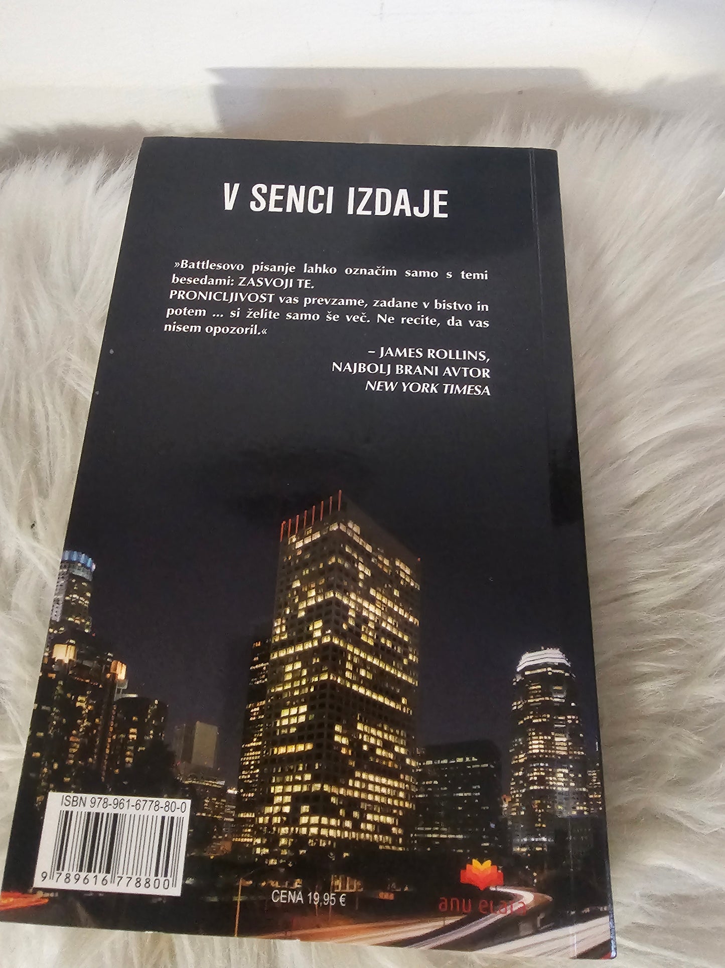 V senci izdaje Roman o Jonathanu Quinnu Brett Batles