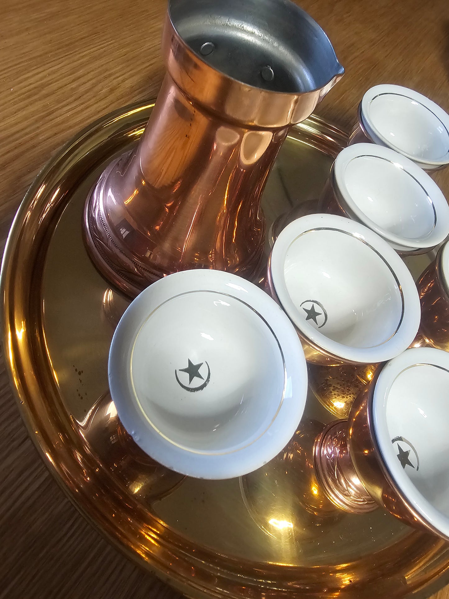 Starejši komplet za turško kavo – bakreni peclji, keramične skodelice