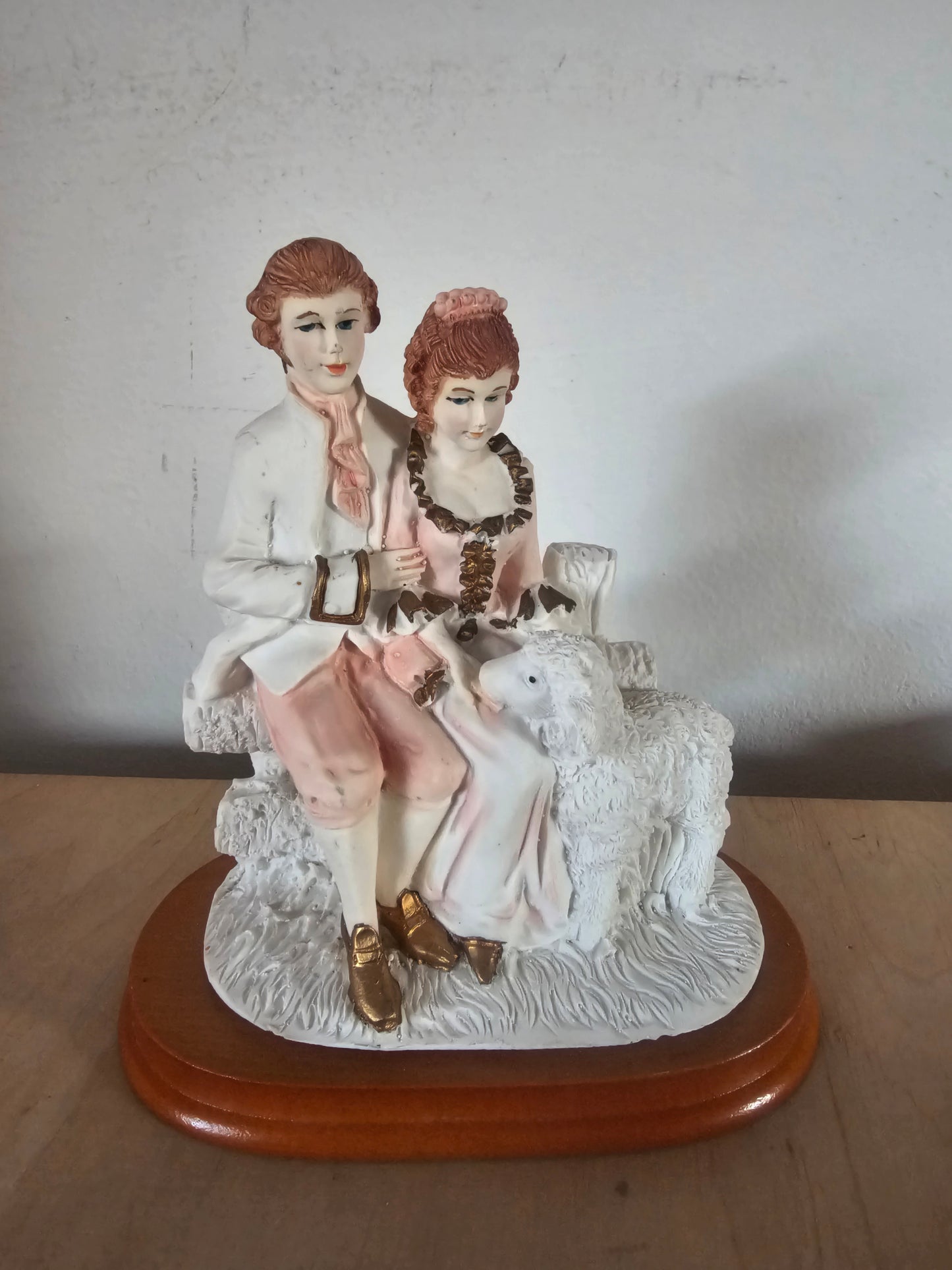 Dekorativna keramična figura zaljubljen par