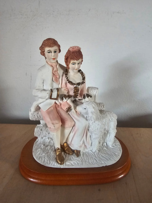 Dekorativna keramična figura zaljubljen par