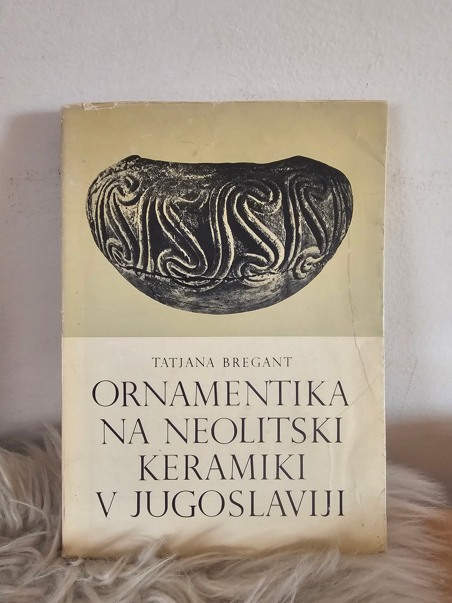 Ornamentika na Neolitski keramiki v Jugoslaviji Tatjana Bregant