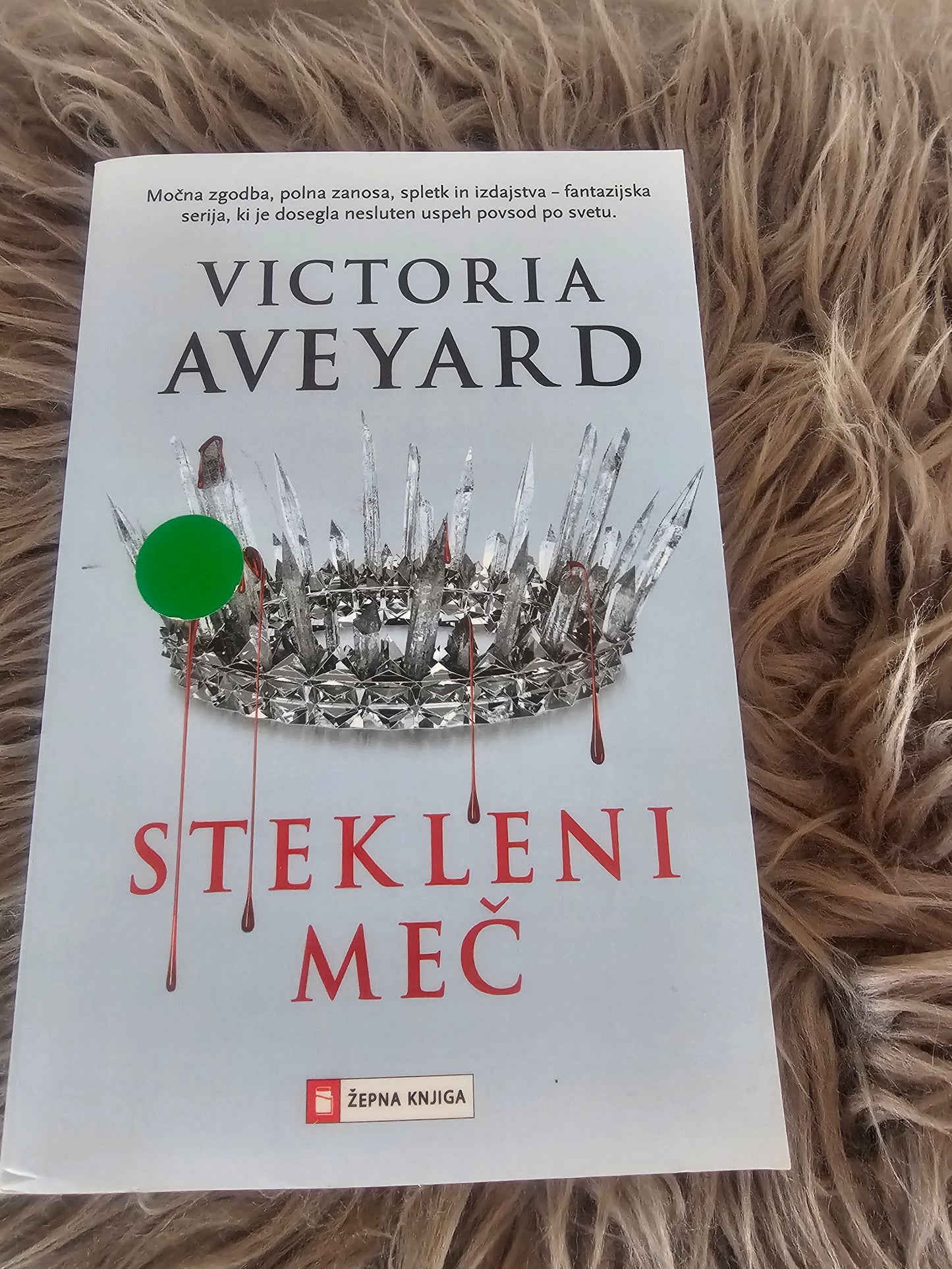 Stekleni meč Victoria Aveyard