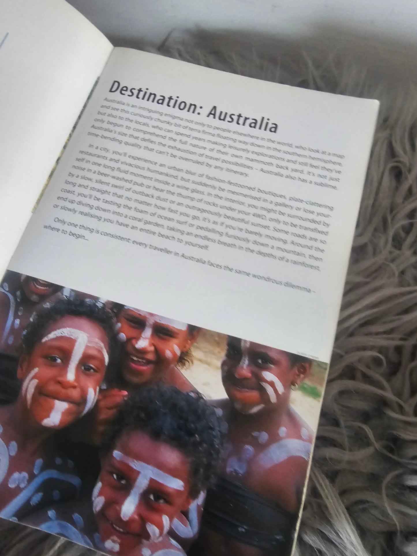Australia več avtorjev