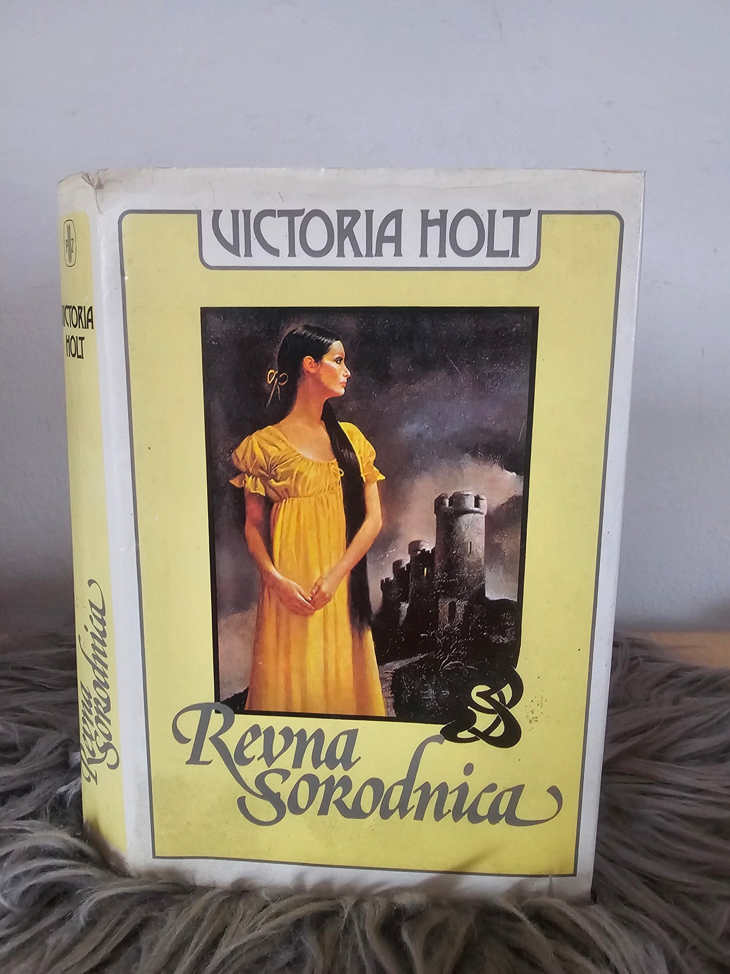Revna sorodnica Victoria Holt