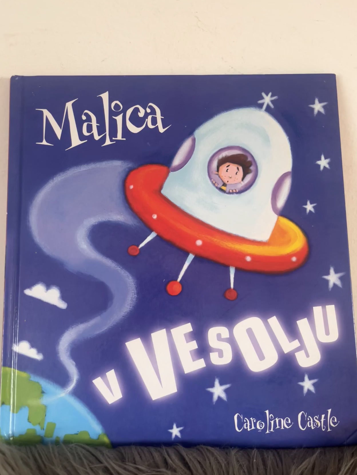 Malica v vesolju  Caroline Castle
