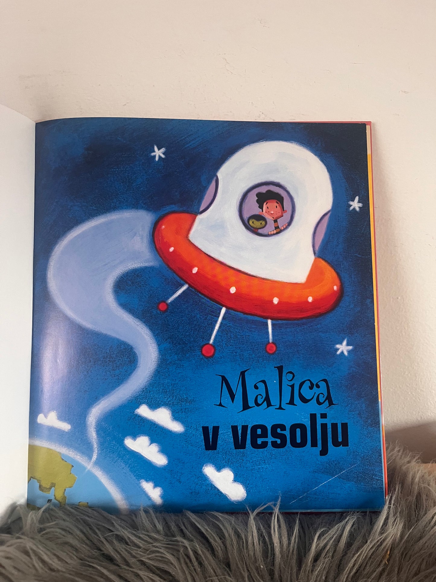 Malica v vesolju  Caroline Castle