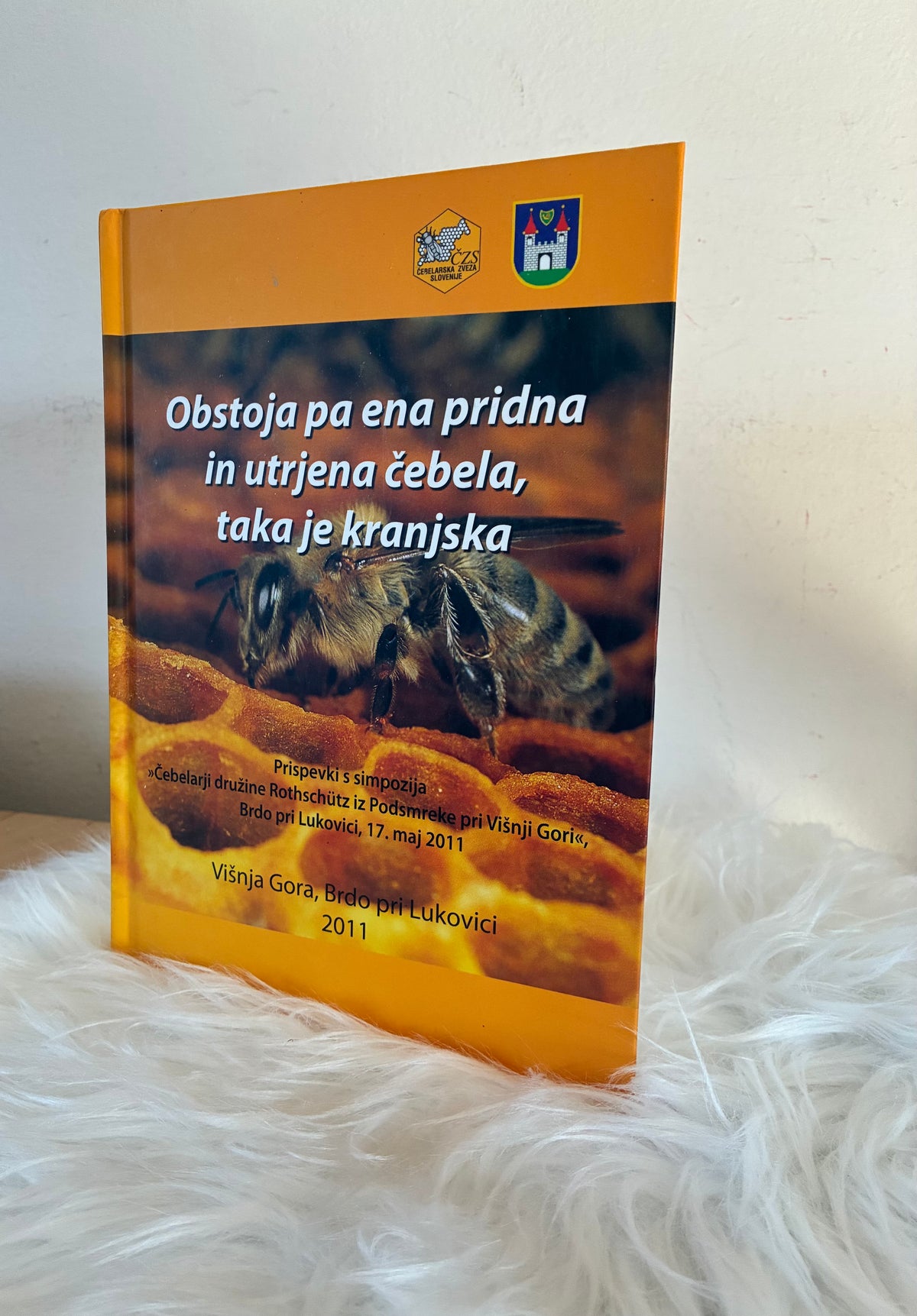 Obstaja pa ena pridna in utrujena čebela, taka je kranjska.., čebelarska zveza Slovenije